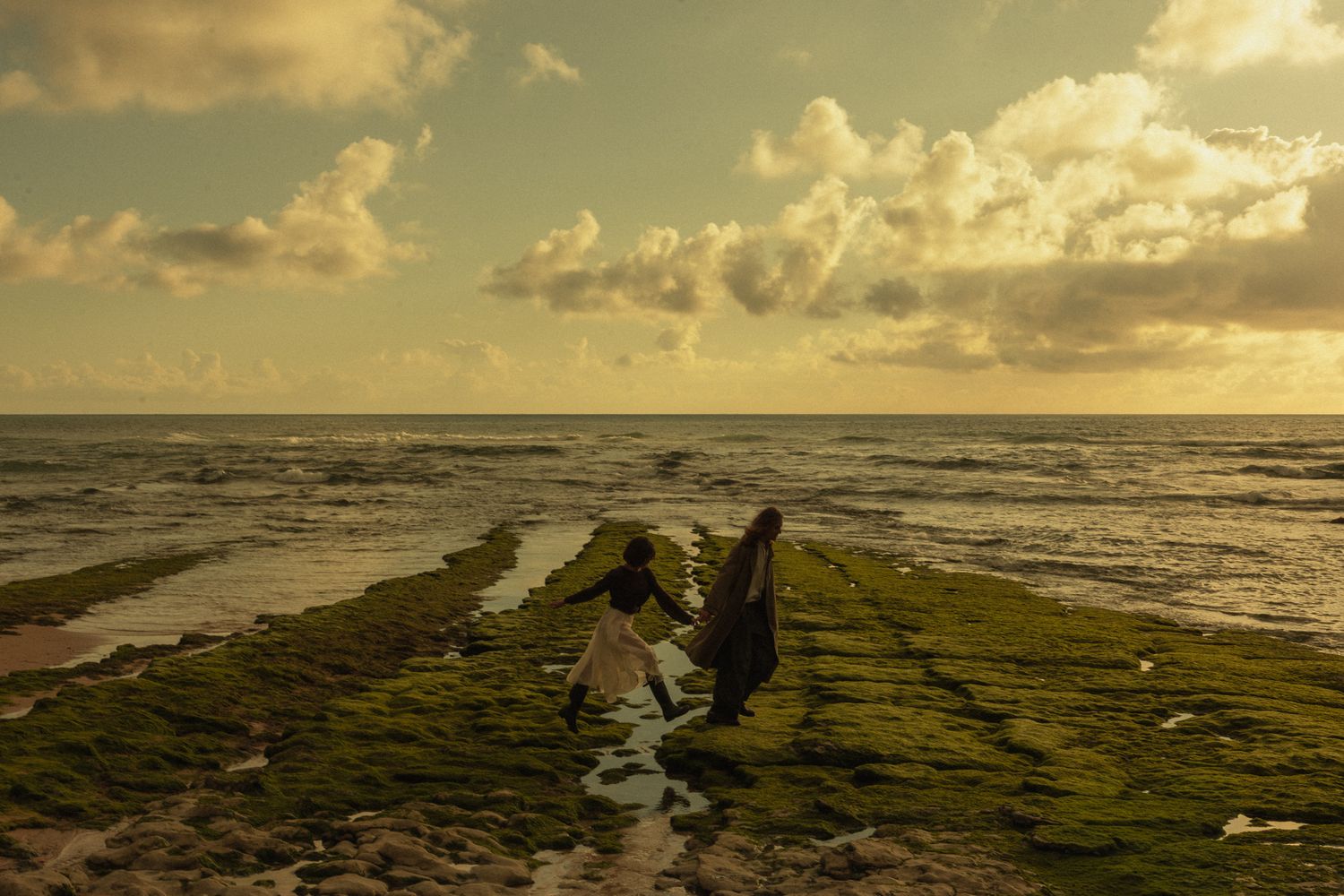 Couple session, running on a coastal beach near Lisbon