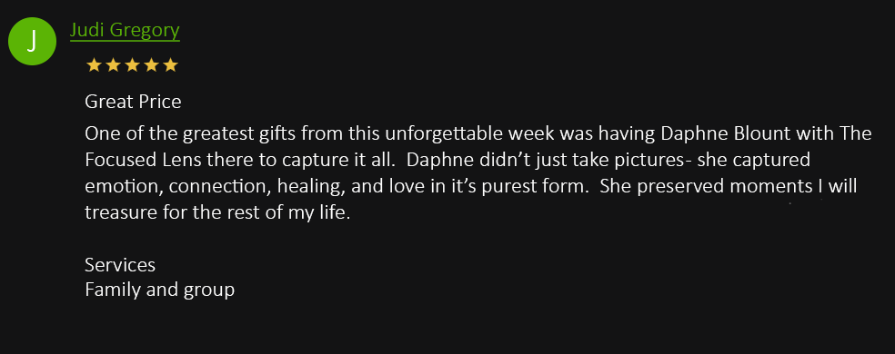 Five-star review praising Daphne Blount of The Focused Lens for emotional and meaningful family group photography.