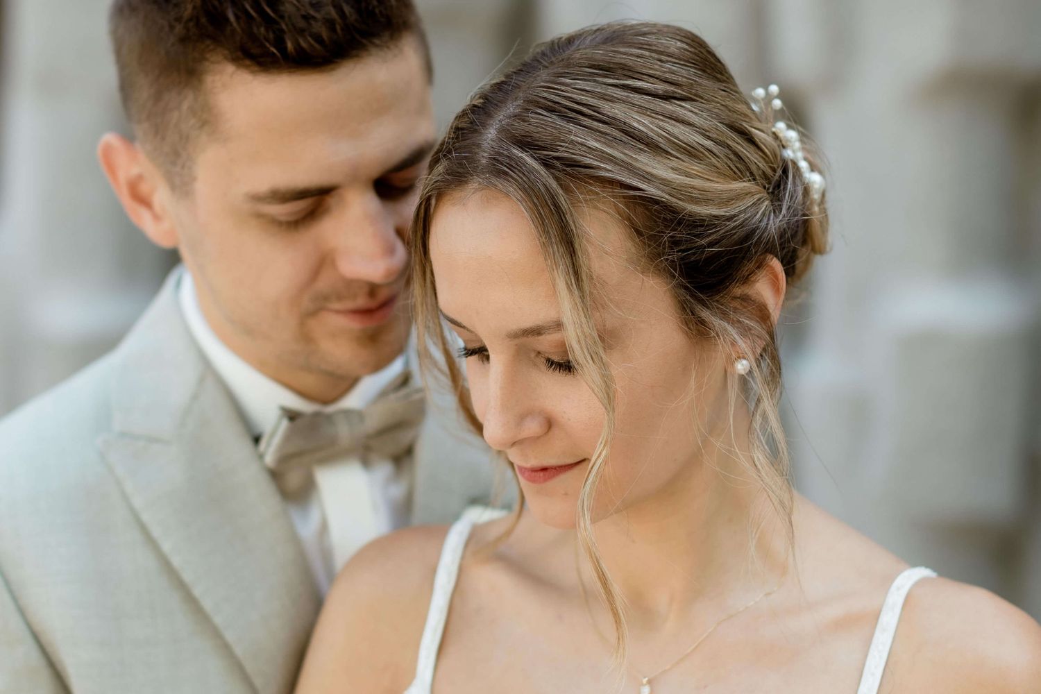 Nahaufnahme von Braut und Bräutigam bei einem ruhigen Moment während ihrer Hochzeit in Vorarlberg.