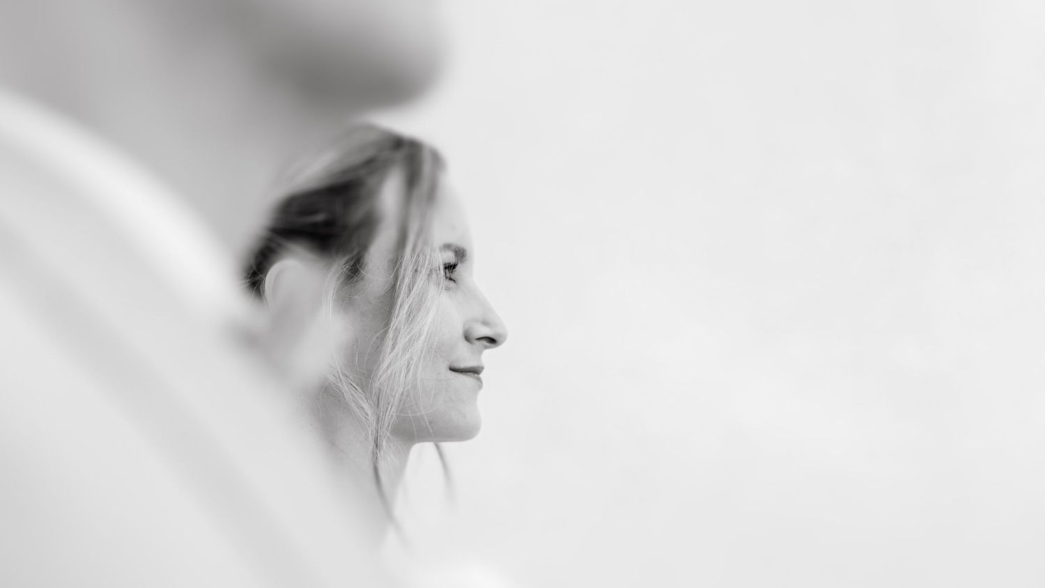 Ruhiges Schwarzweiß-Portrait einer Braut am Hochzeitstag in Vorarlberg.