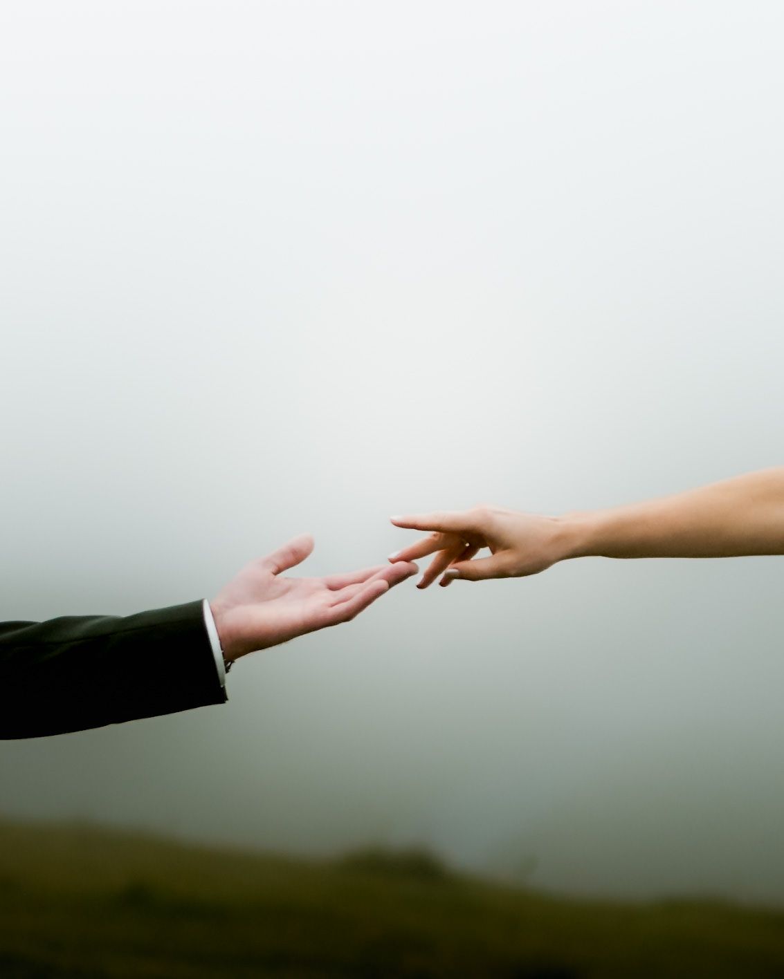 Hände von Braut und Bräutigam bei einem stillen Moment während einer Hochzeit in Vorarlberg