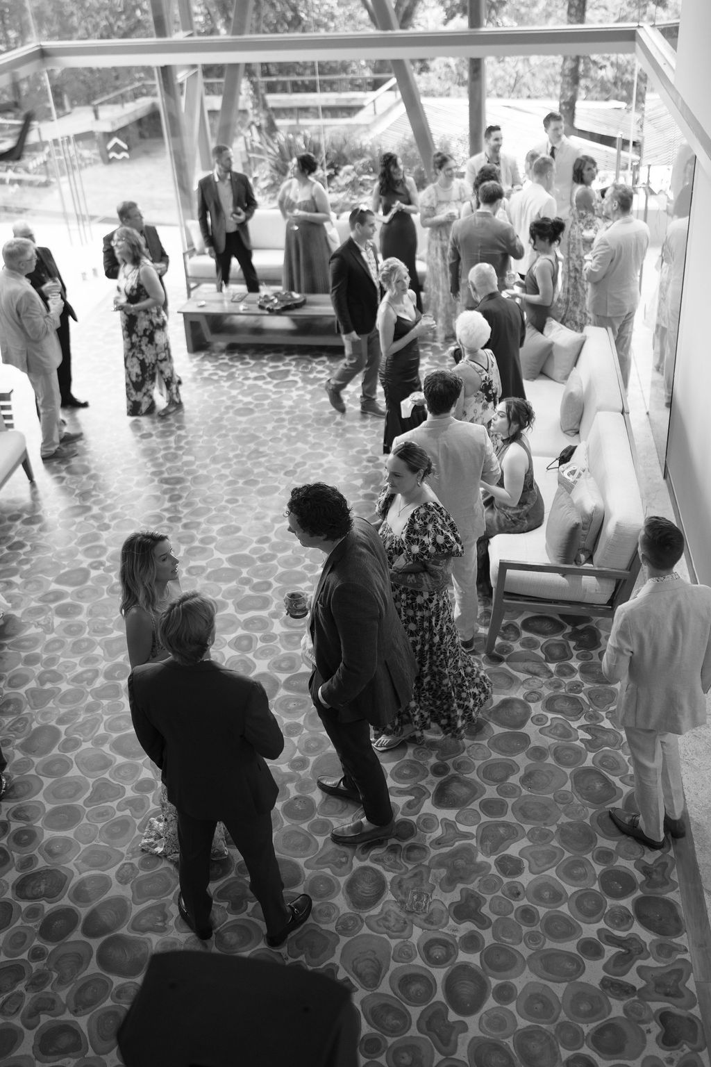 Black-and-white documentary photograph of guests gathering at Villa Punto de Vista.