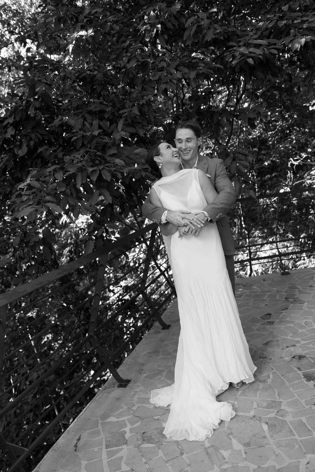 Black-and-white candid portrait of the couple laughing together at Villa Punto de Vista.