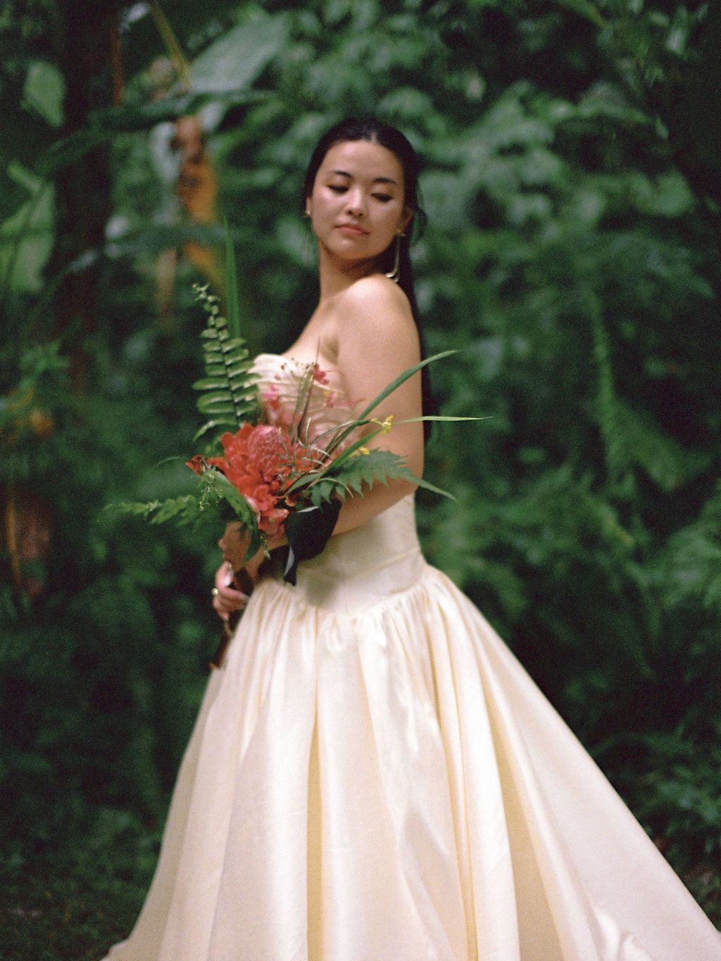 Soft bridal portrait holding a tropical bouquet in the rainforest at Golfo Dulce Retreat