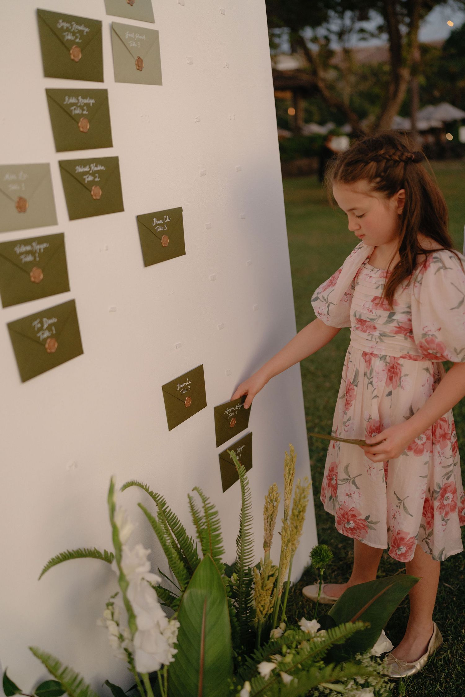 Wedding guest finding her place on the seating chart at a Hacienda Pinilla reception