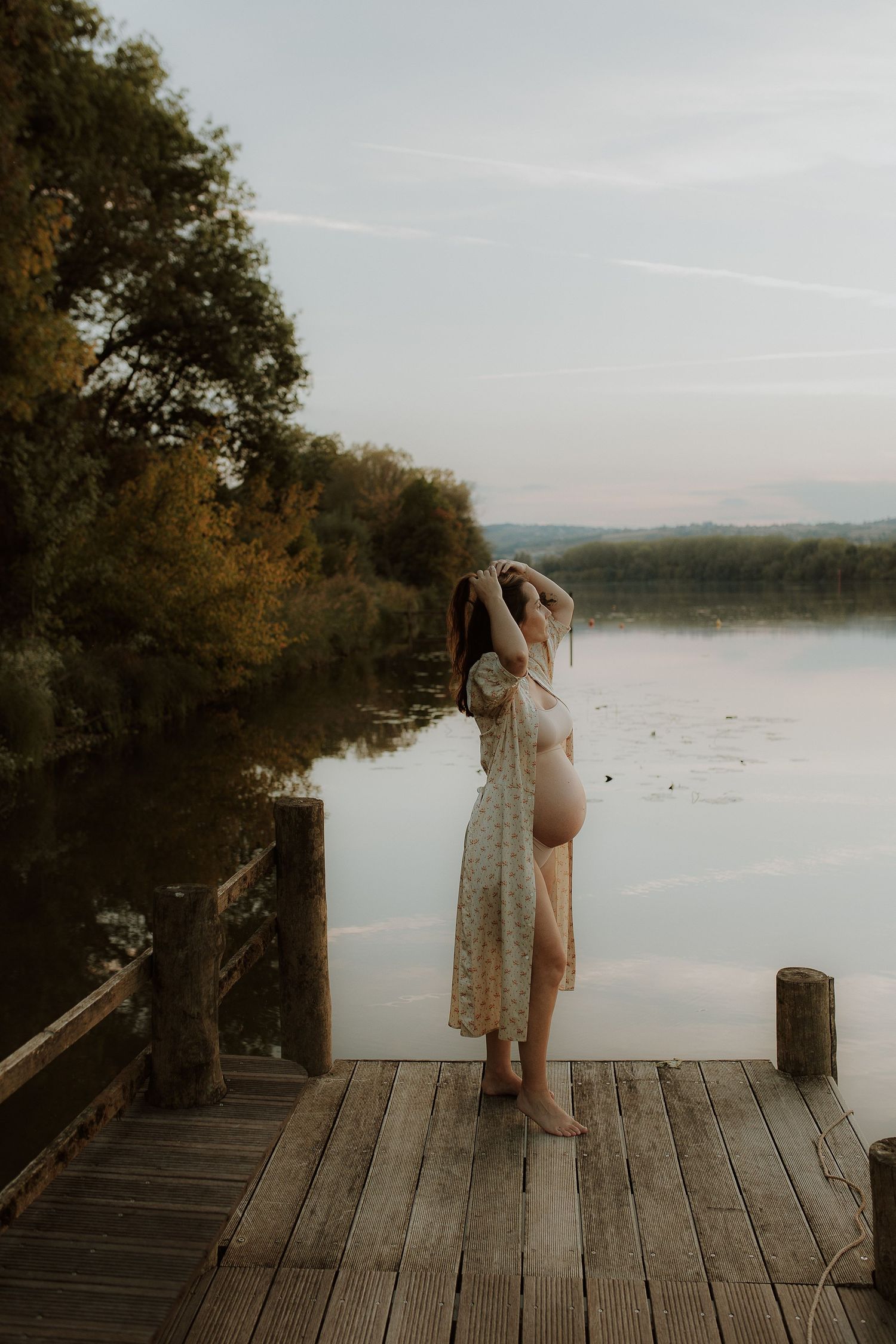 Séance photo grossesse artistique en lumière naturelle près de Lyon