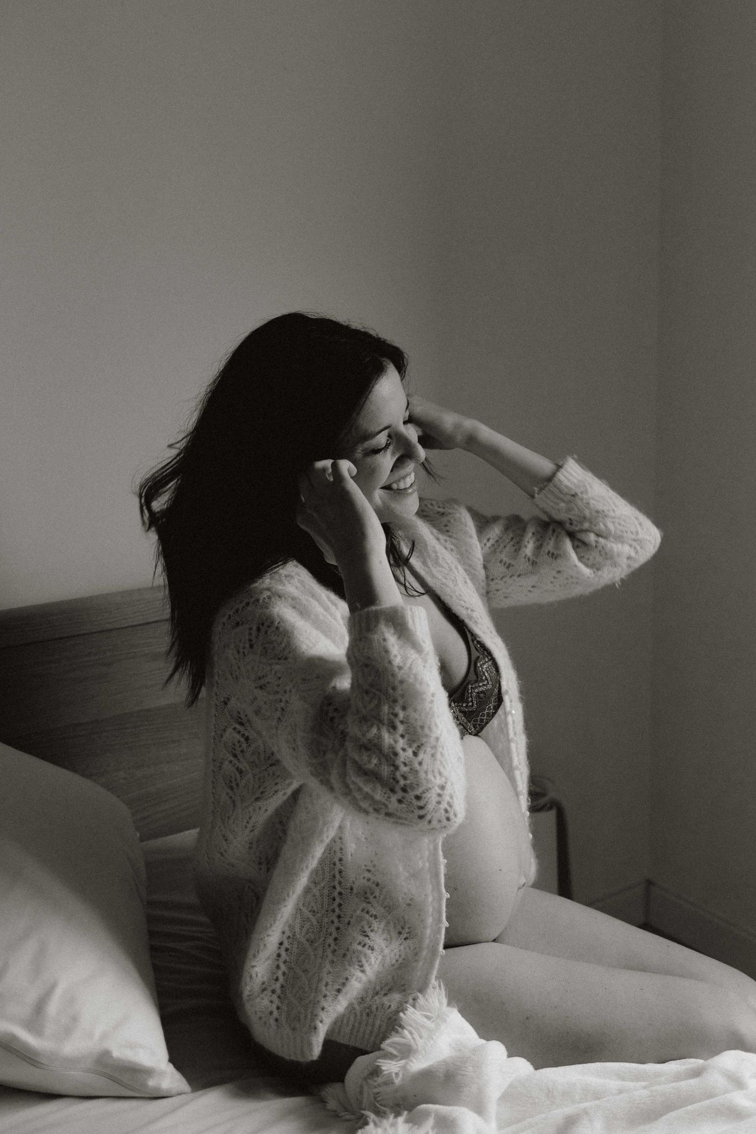 Séance photo grossesse artistique en lumière naturelle près de Lyon