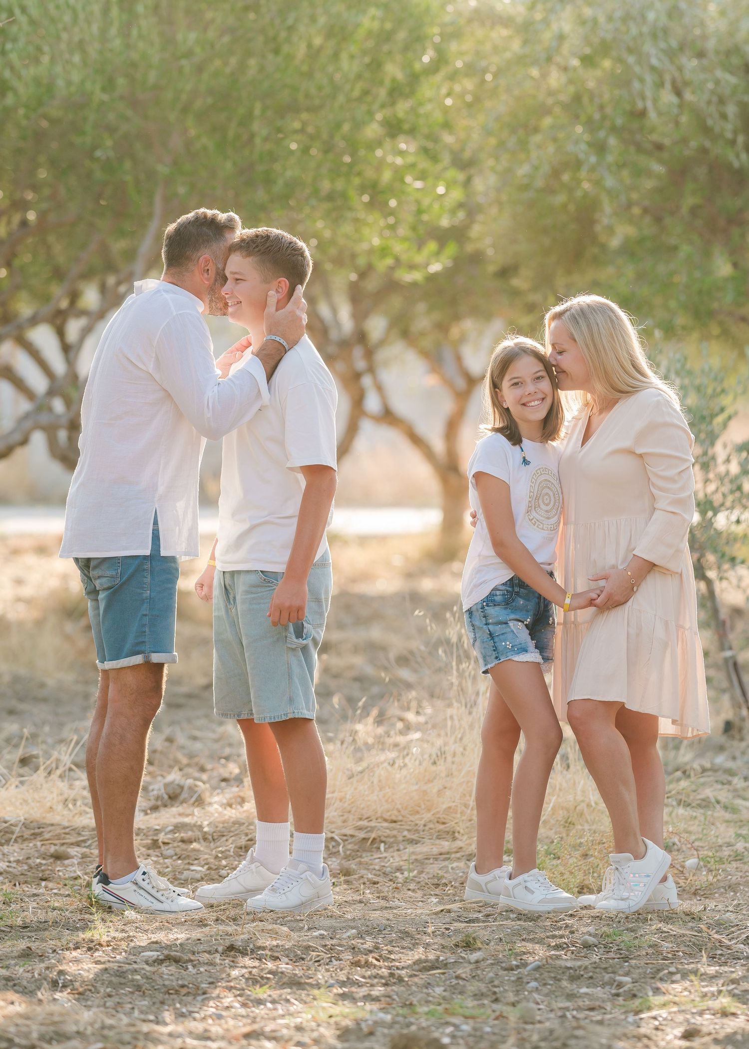 Family having fun and playing in a natural outdoor setting during golden hour. Fotograf Rhodos