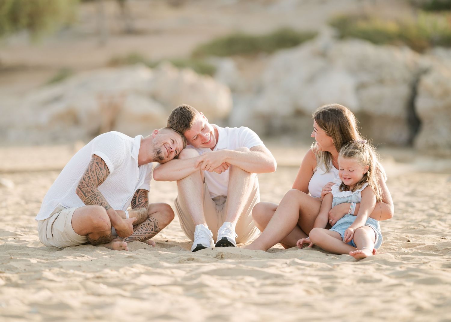 Family lying together on beach sand during sunset photo session. Fotograf Rhodos