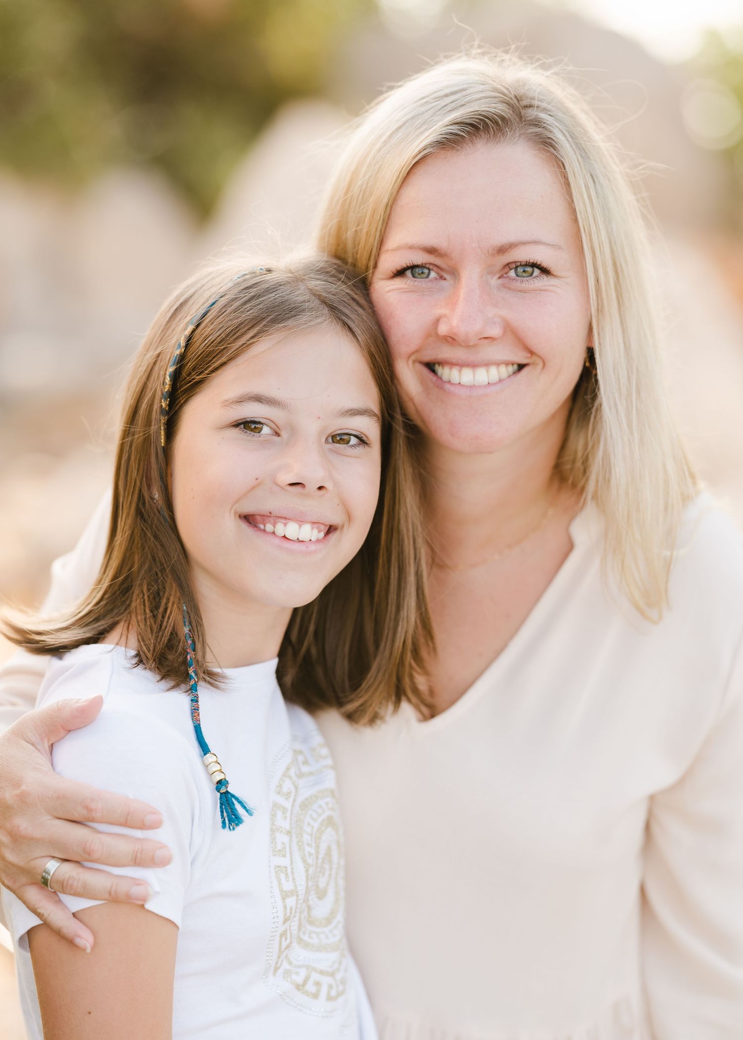A heartwarming portrait of parent and child smiling together against a soft blurred background. Fotograf Rhodos