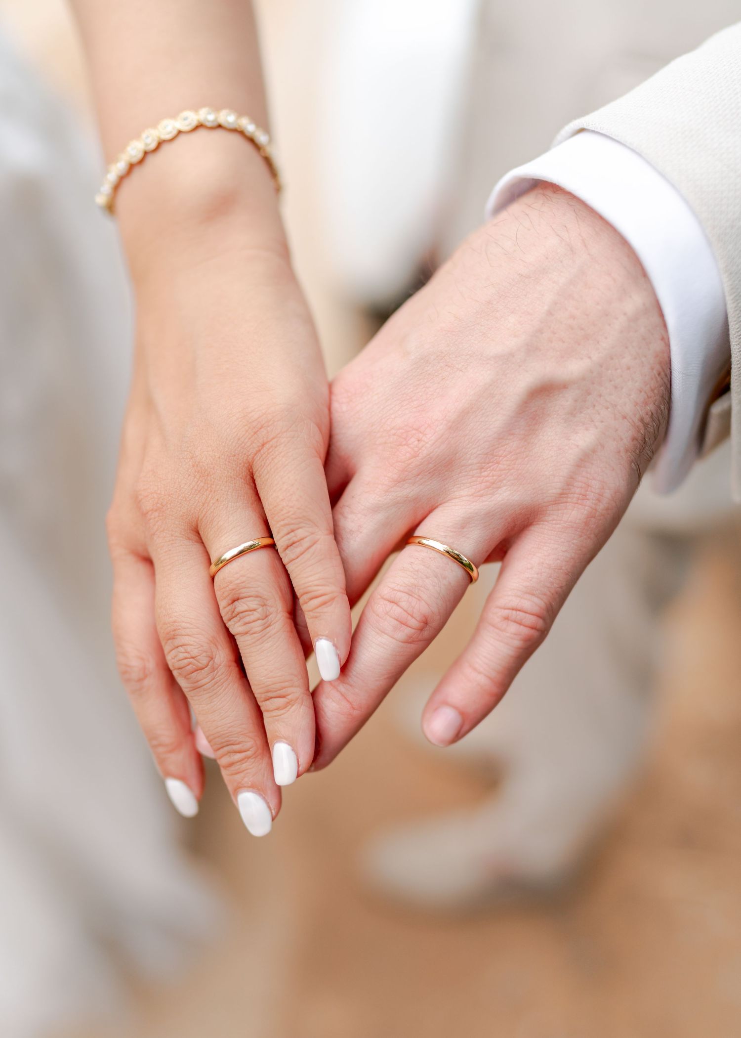 Close-up of newlyweds' hands showing wedding rings and interlocked fingers. Fotograf Rhodos
