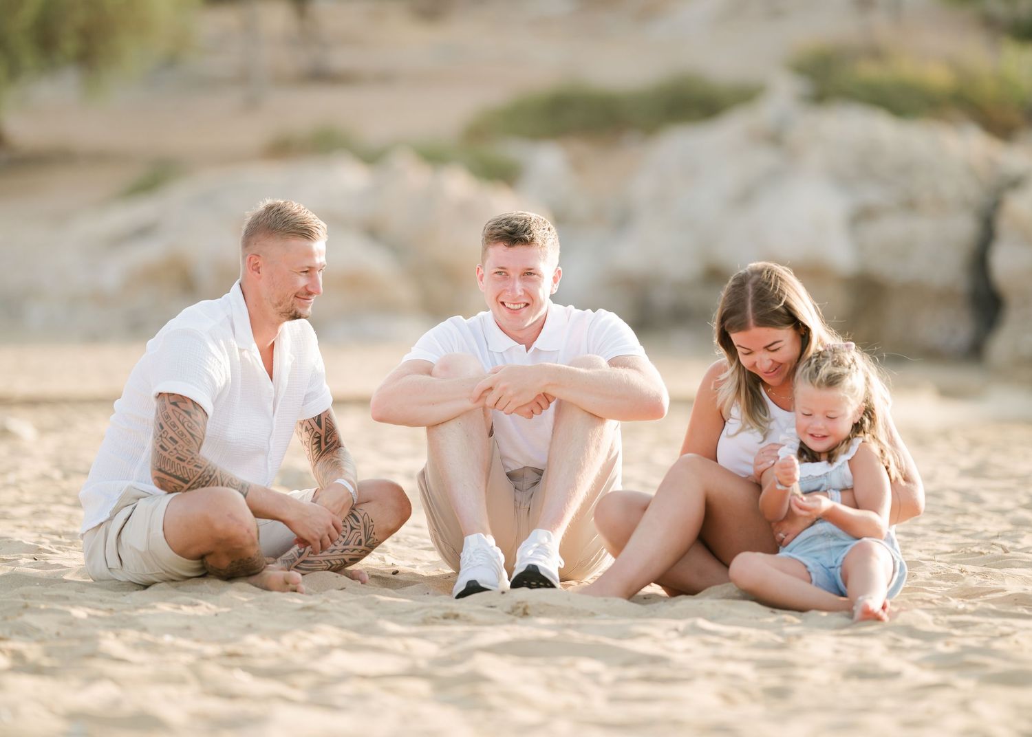 Candid moments of family members relaxing together on sandy beach. Fotograf Rhodos