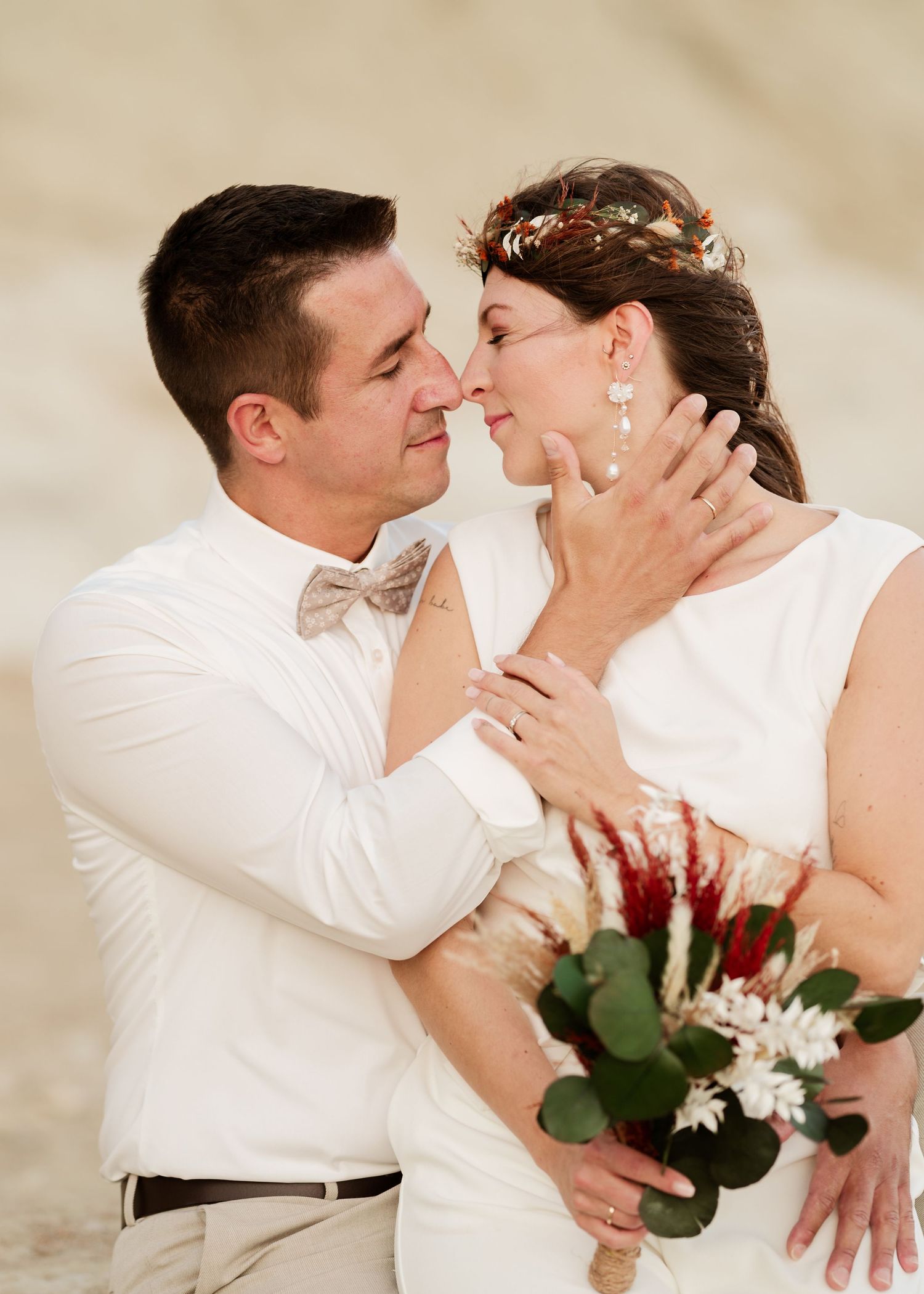 Nahaufnahmen zarter Momente zwischen einem Paar, das rote und weiße Blumen hält. Hochzeiten Griechenland - Hochzeitsfotograf Rhodos Tina Luc