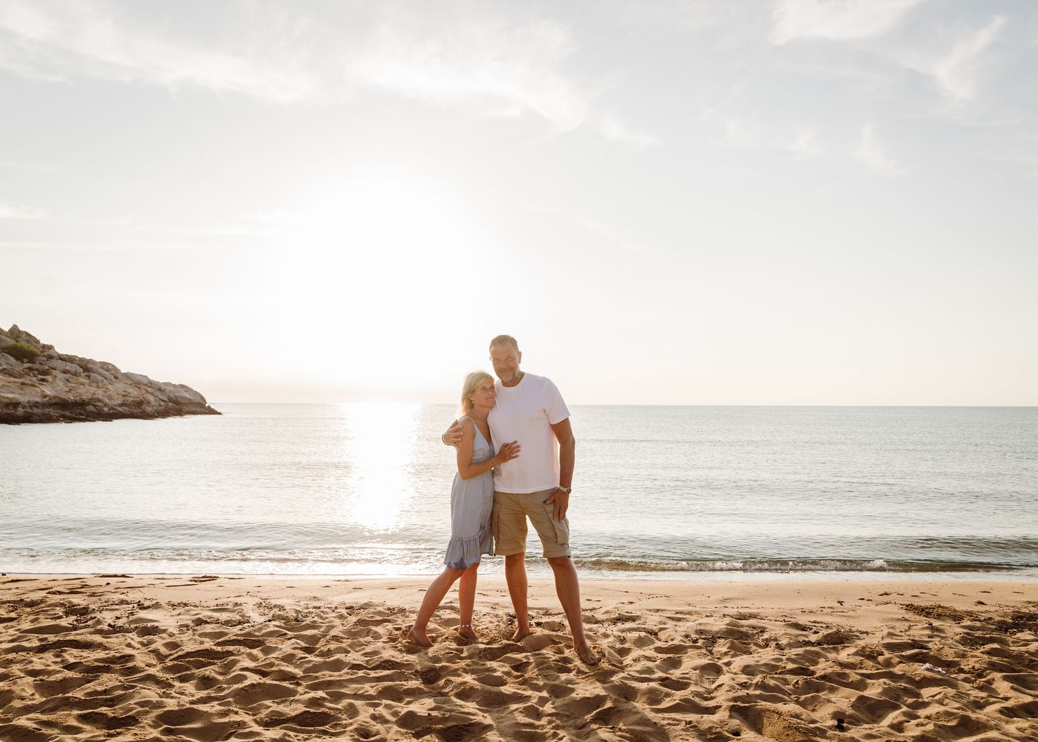 Romantic beach photoshoot with a couple walking along the shoreline at golden hour. Fotograf Rhodos