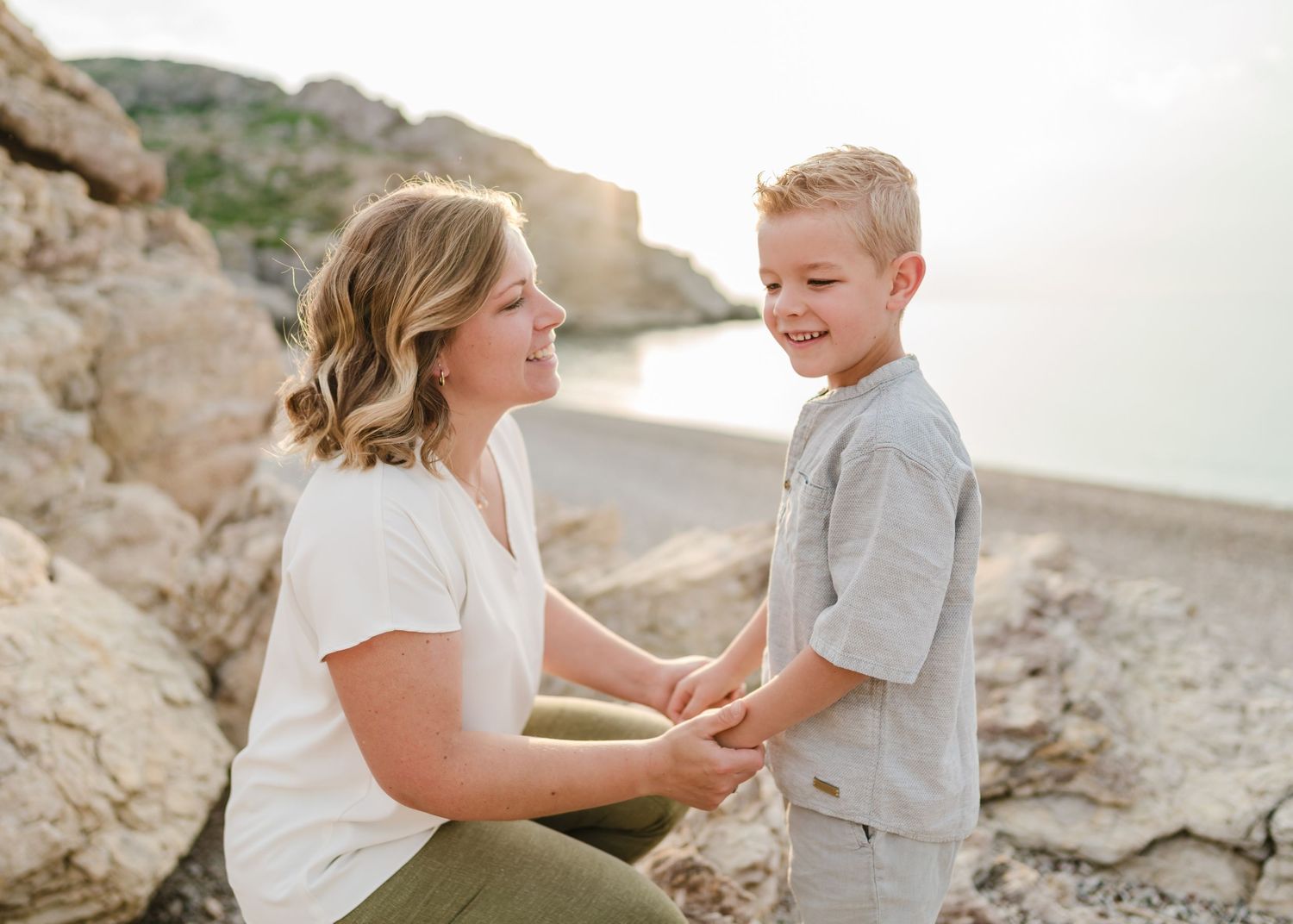 Intimate moment between parent and child on a coastal cliff during sunset. Fotograf Rhodos