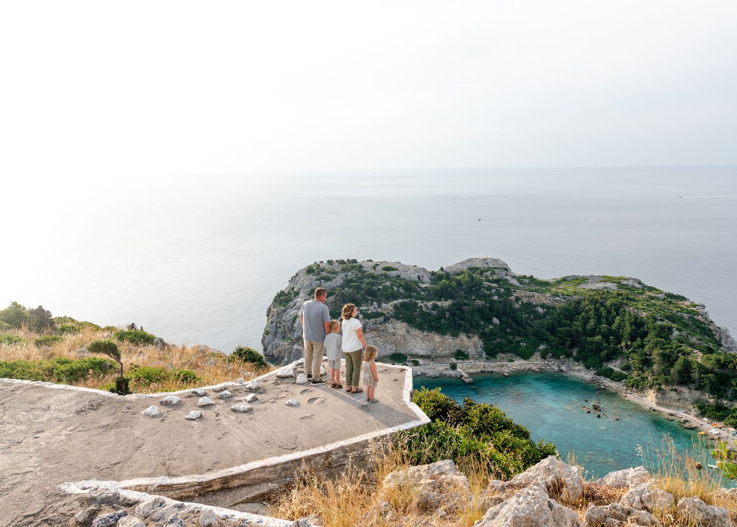 Panoramic coastal view of a Mediterranean seaside town and cliffs. Fotograf Rhodos