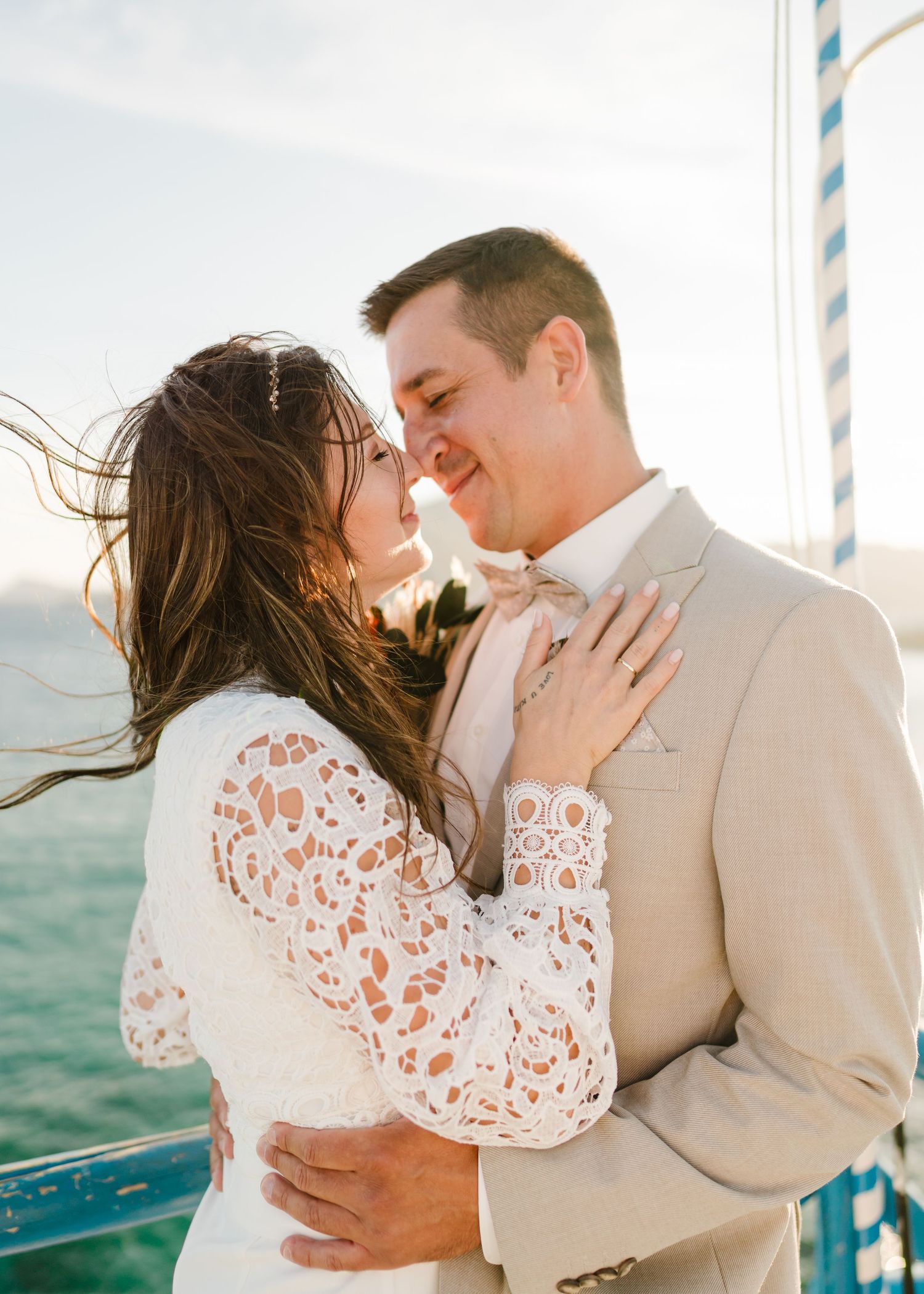 Intime Hochzeitsporträts am Wasser mit Paaren in Weiß und Beige gegen blauen Ozean. heiraten am Strand - Hochzeitsfotograf Rhodos Tina Luciu