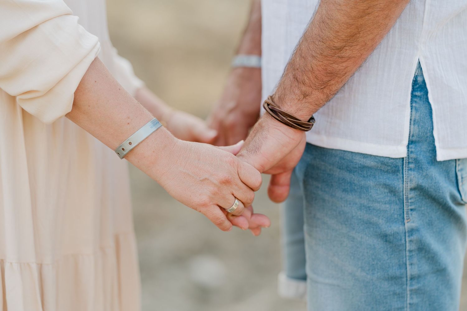 Close-up of hands holding together in casual summer attire. Fotograf Rhodos