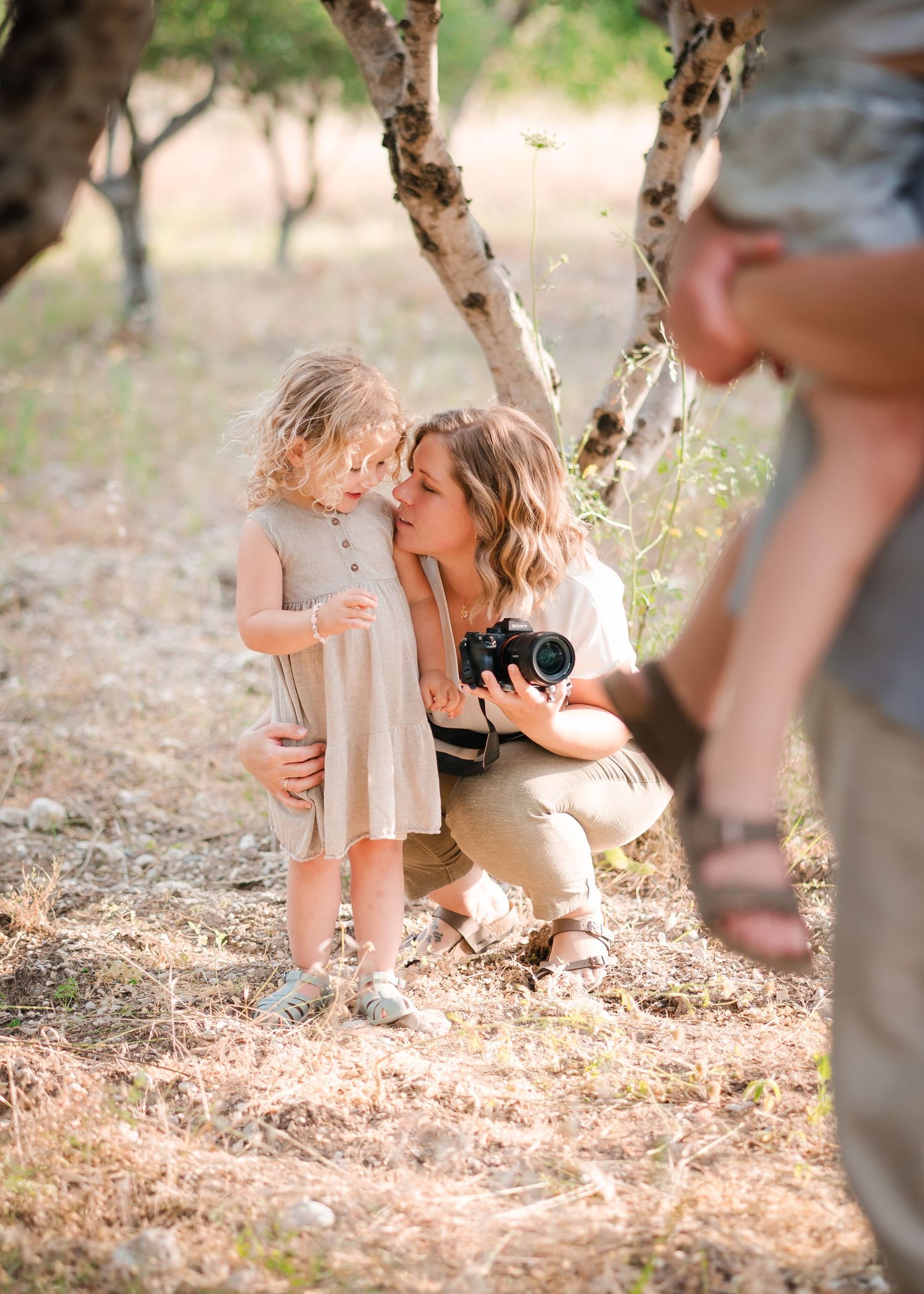 Behind the scenes of a photography session outdoors with children. Fotograf Rhodos