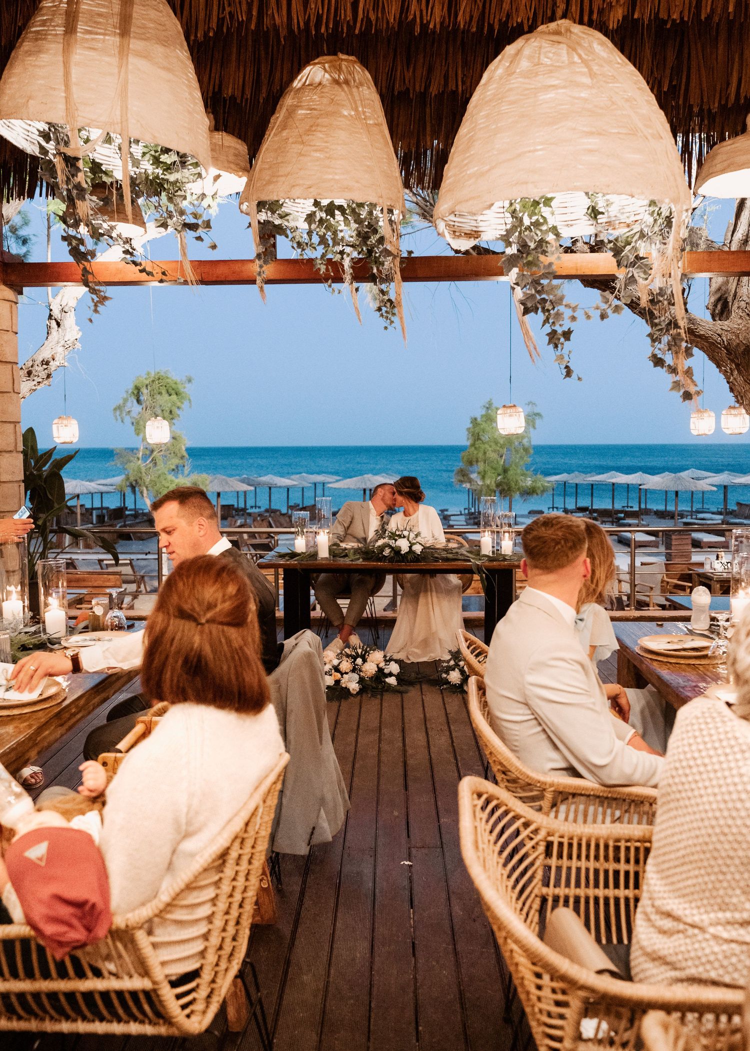 Beachside restaurant with thatched roof and wicker chairs overlooking the ohochzeitsfotograf Griechenland - Hochzeitsfotograf Rhodos Ticean.