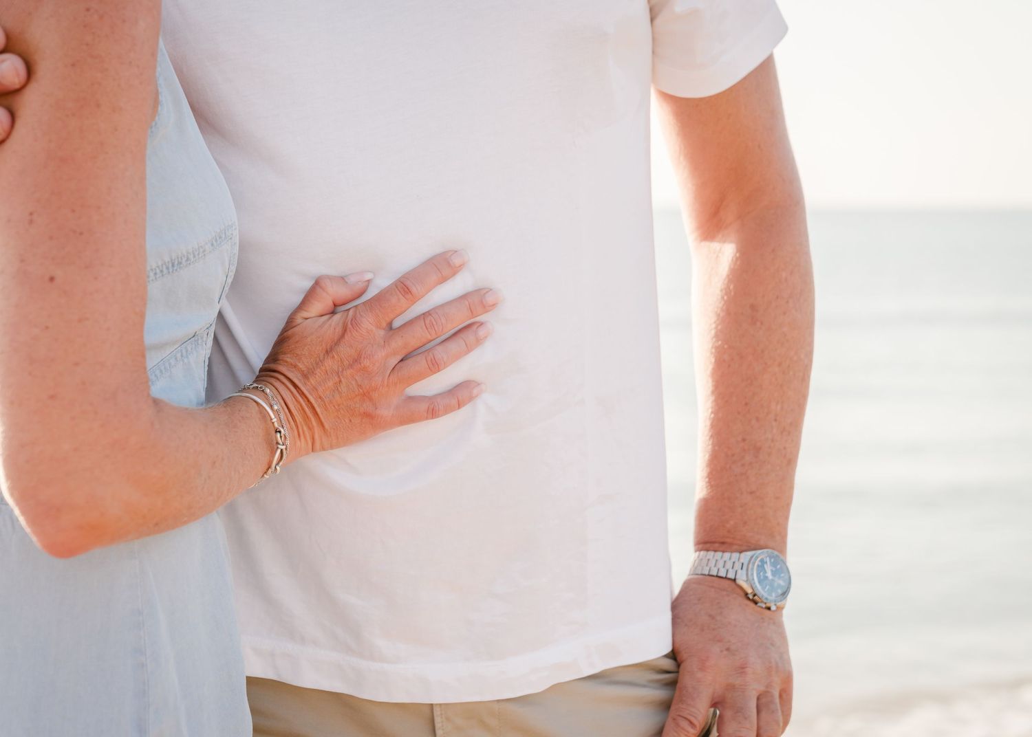 Detail shots focusing on hands and embraces during a romantic beach photoshoot. Fotograf Rhodos
