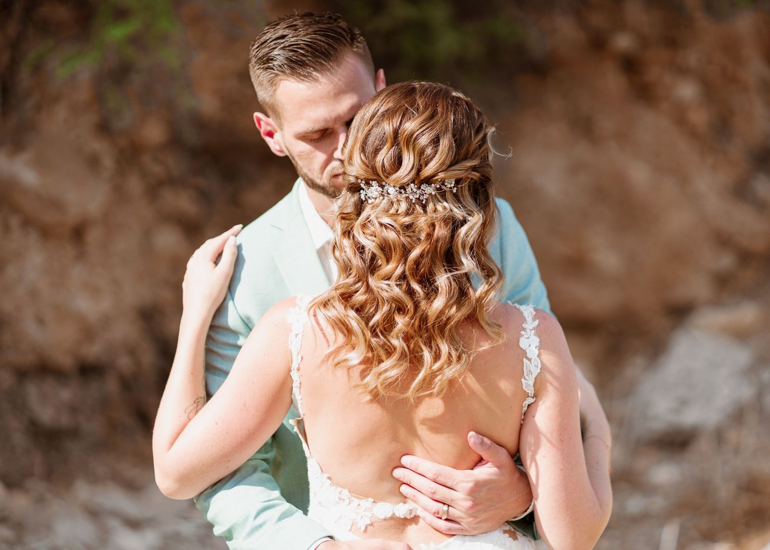 Romantic wedding moment captured against rugged cliff face with natural lightingHochzeit Rhodos - Hochzeitsfotograf Rhodos Tina Lucius
.