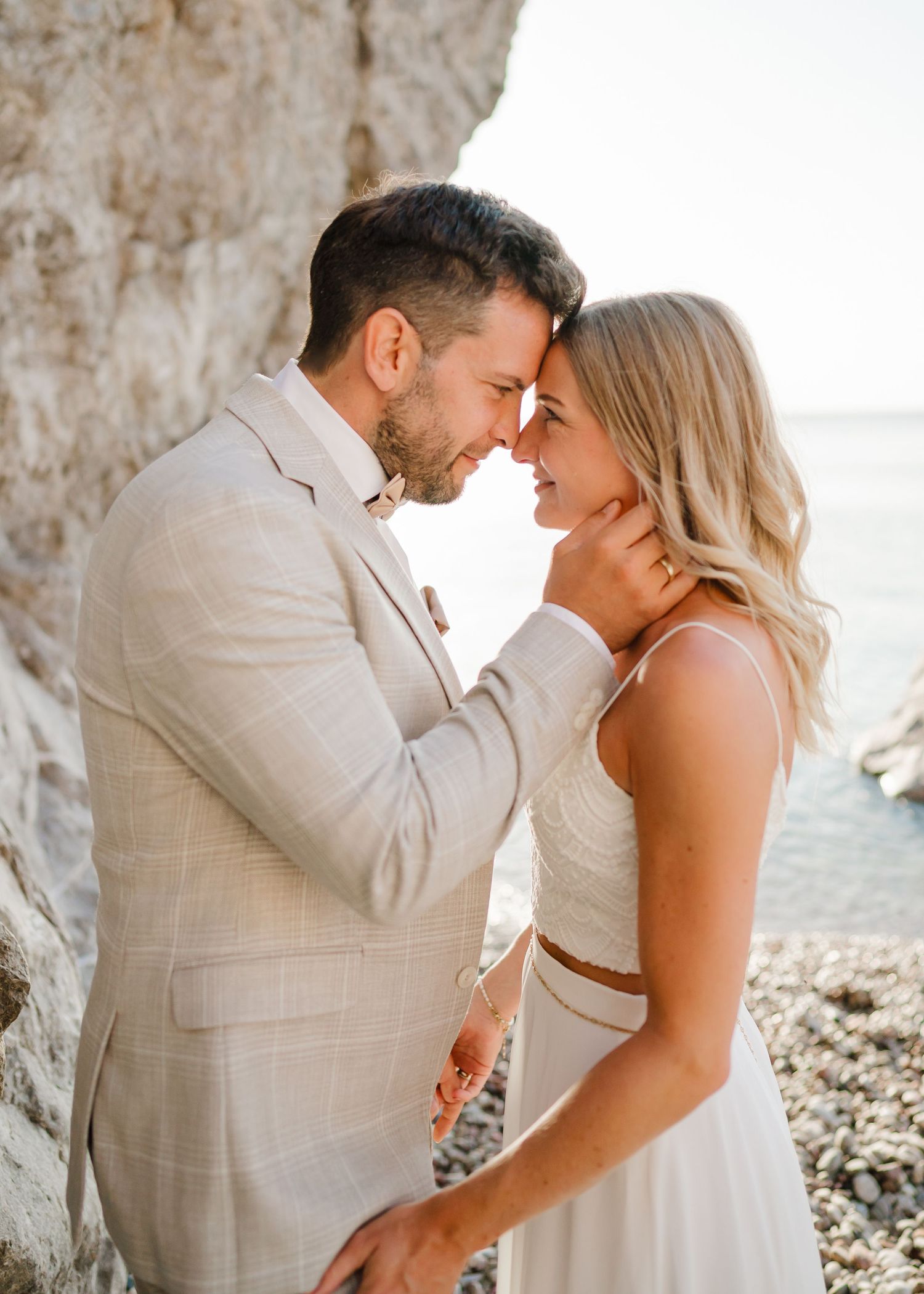 Close-up of romantic moment between couple during seaside photo session.Trauung Rhodos - Hochzeitsfotograf Rhodos Tina Lucius