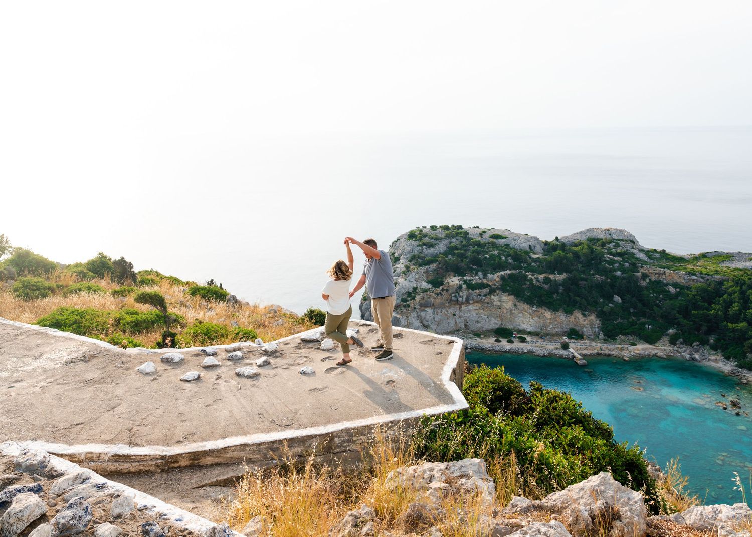 Panoramic view of rocky coastline with turquoise Mediterranean waters and rugged cliffs. Fotograf Rhodos
