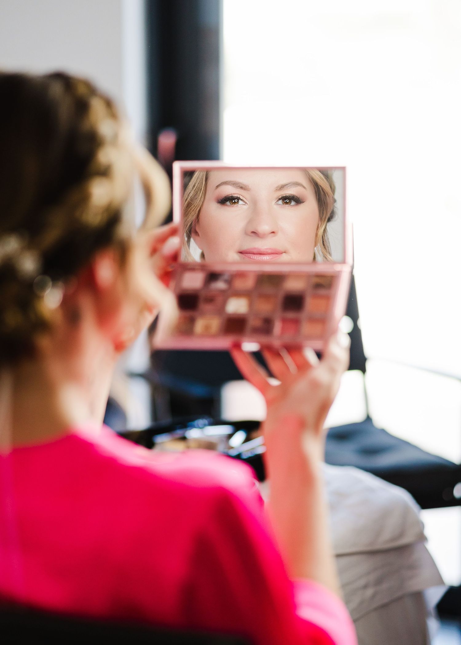 Examining makeup paleStrandhochzeit Rhodos - Hochzeitsfotograf Rhodos Tina Lucius
tte in natural light during preparation.