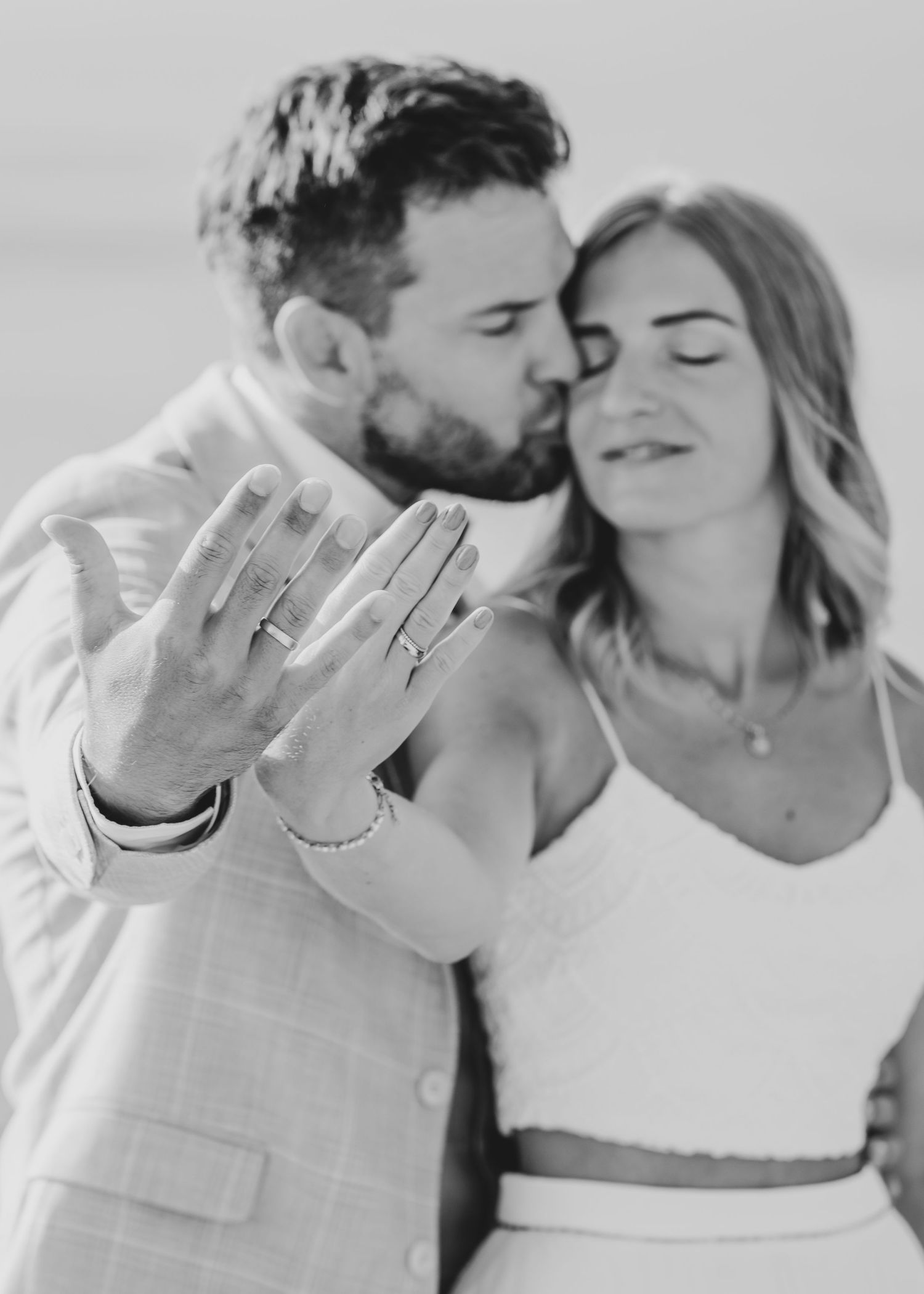 Schwarz-Weiß-Foto, das Eheringe und einen intimen Moment zwischen einem Paar zeigt. Fotografin Rhodos - Hochzeitsfotograf Rhodos Tina Lucius