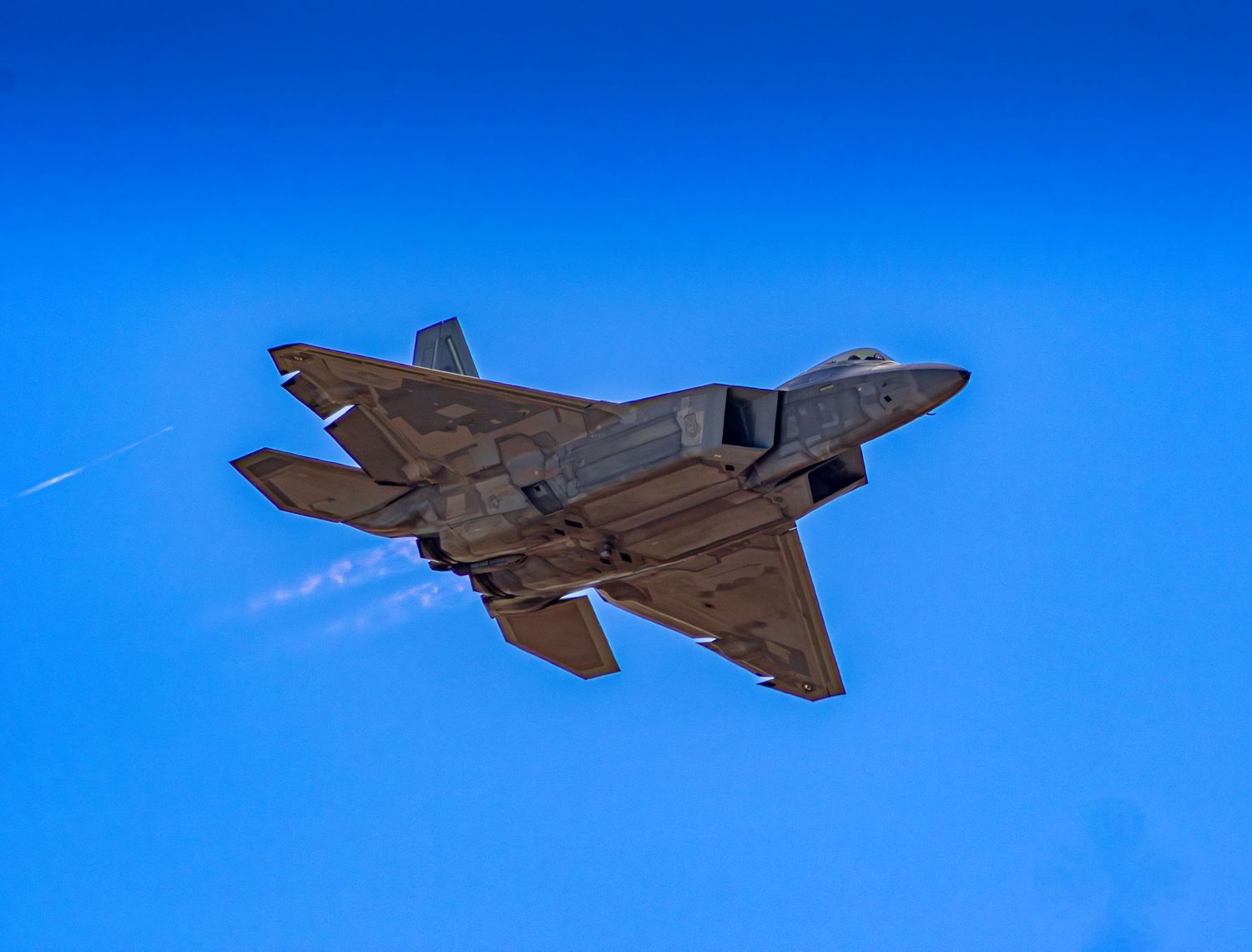 F-22 Raptor with trails at the 2022 Atlanta Airshow