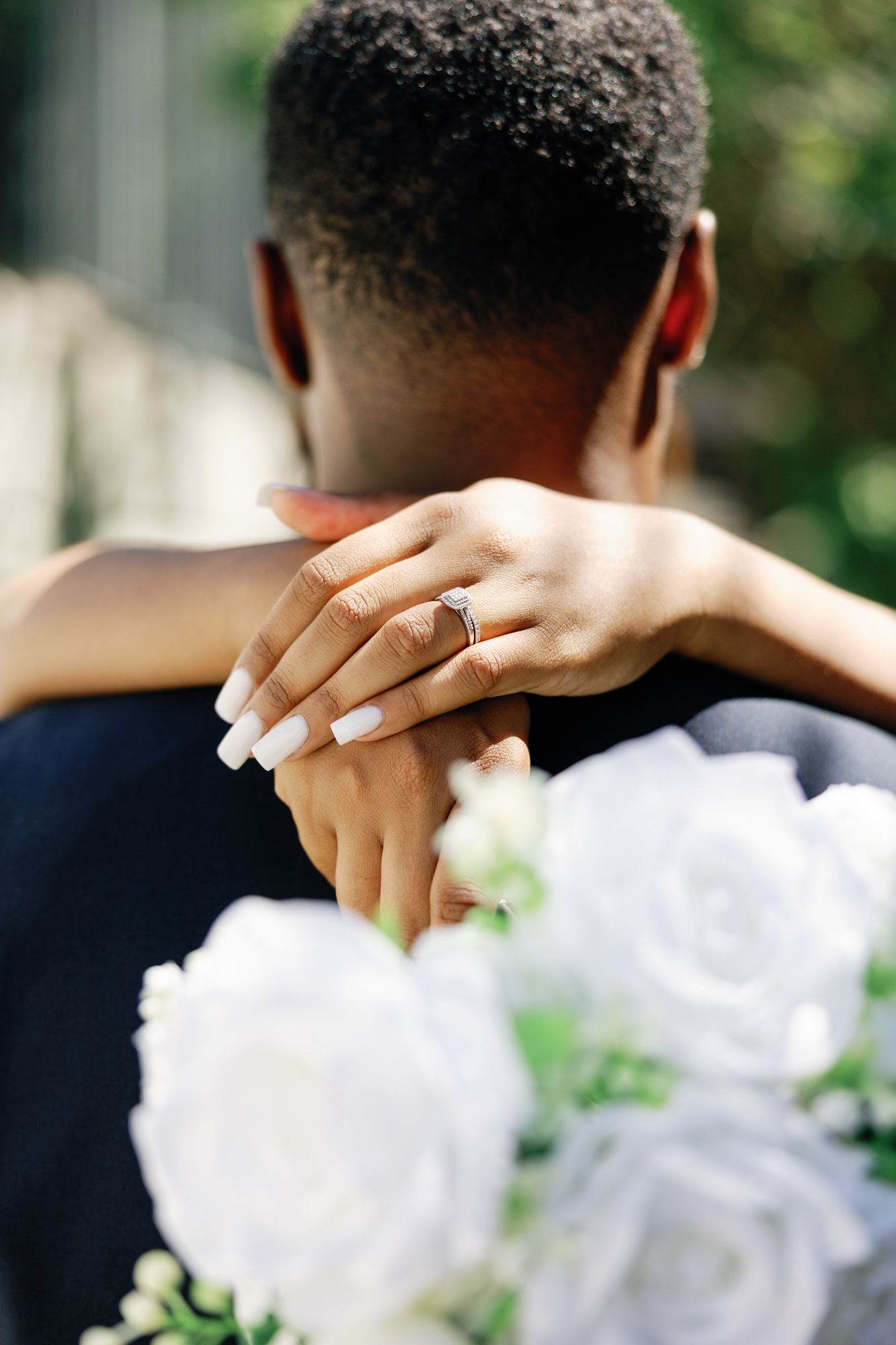 Shelana and Peter’s outdoor couple portrait kiss at their London wedding, captured by Oisin Studios