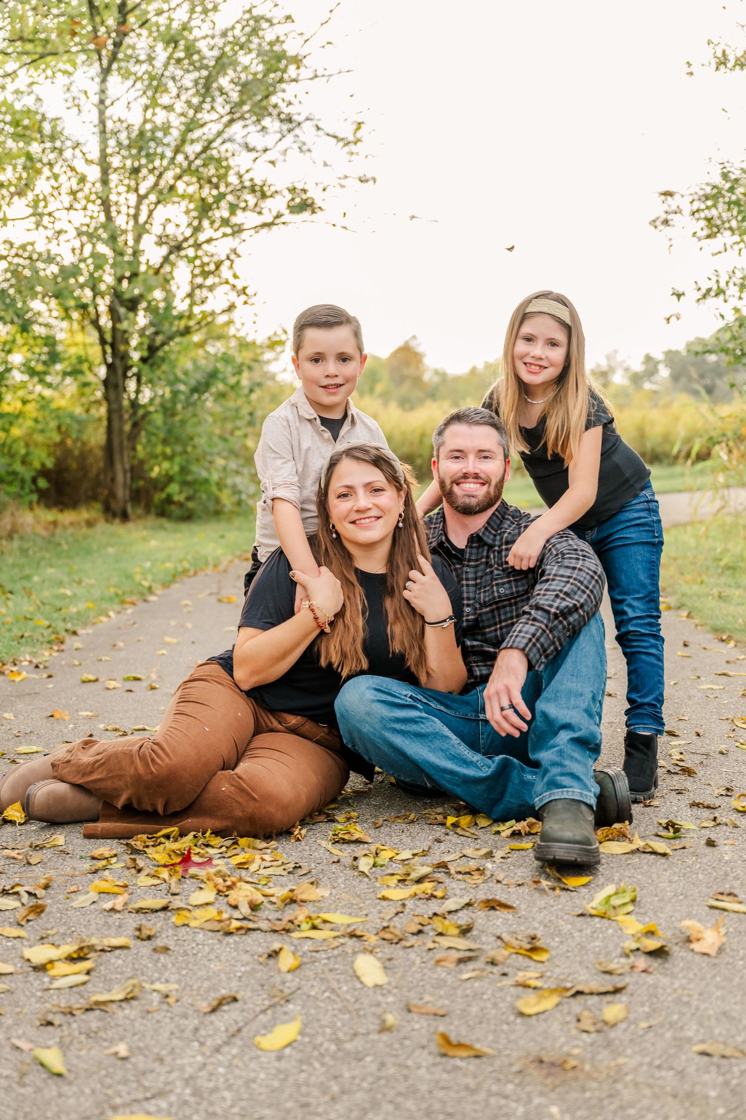 Fall family photography by Willow & Oaks Studios at Scioto Grove Metro Park in Grove City, Ohio.