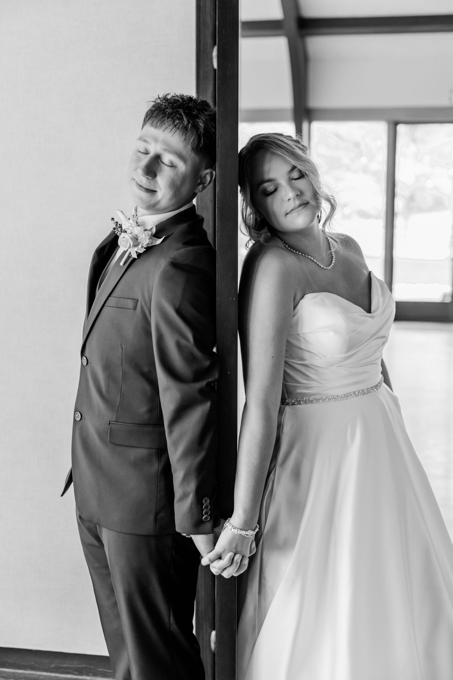 Fall wedding photography by Willow & Oaks Studios at Darby House Farms in Galloway, Ohio.