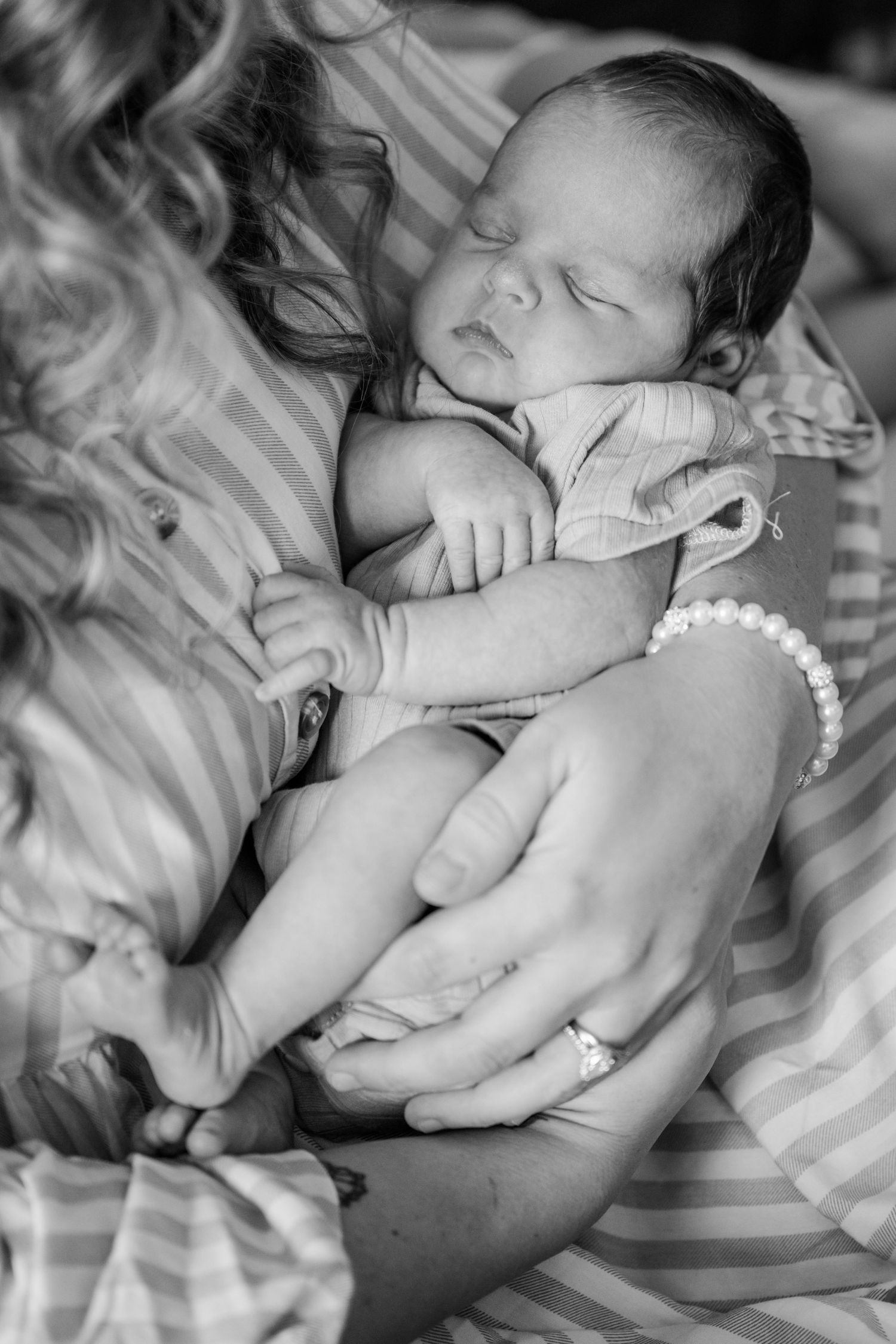Grove City, Ohio lifestyle newborn photography by Willow & Oaks Studios.