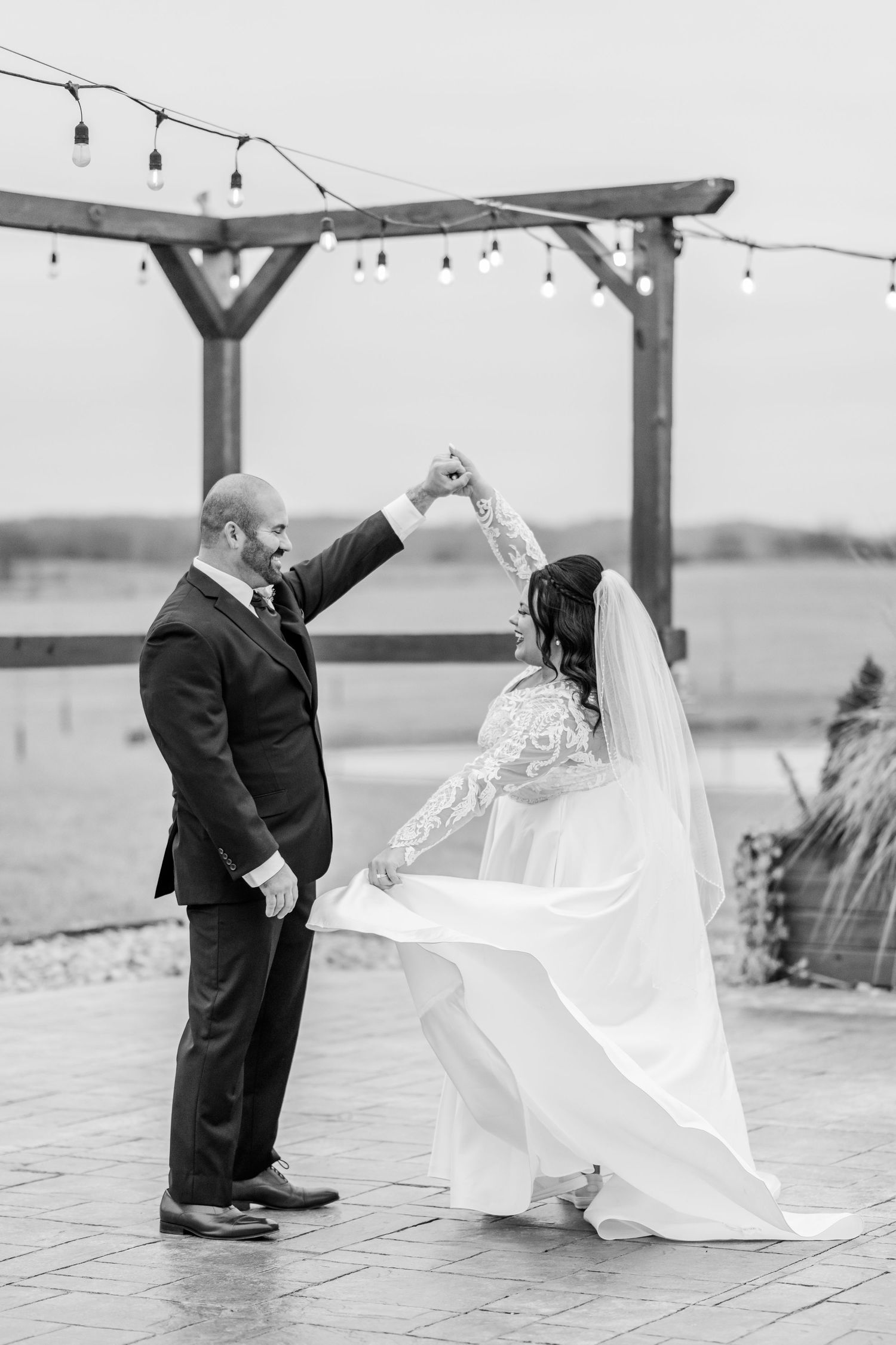 Winter wedding photography by Willow & Oaks Studios at Riser Barn in Kingston, Ohio.