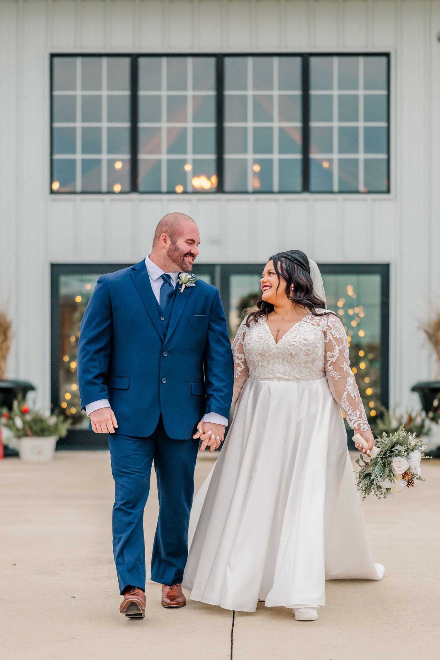 Winter wedding photography by Willow & Oaks Studios at Riser Barn in Kingston, Ohio.