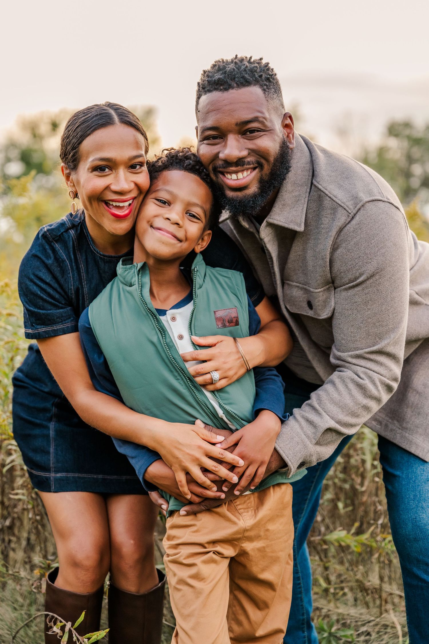 Fall family photography by Willow & Oaks Studios at Scioto Grove Metro Park in Grove City, Ohio.