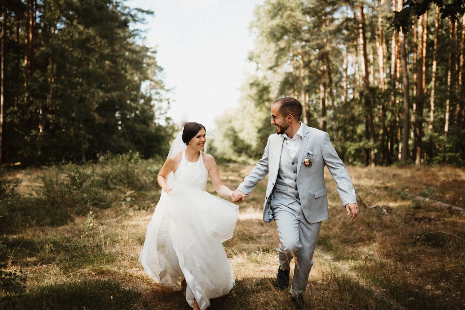 Paarfotos mit Hochzeitspaar im Wald nahe dem Forsthaus Strelitz