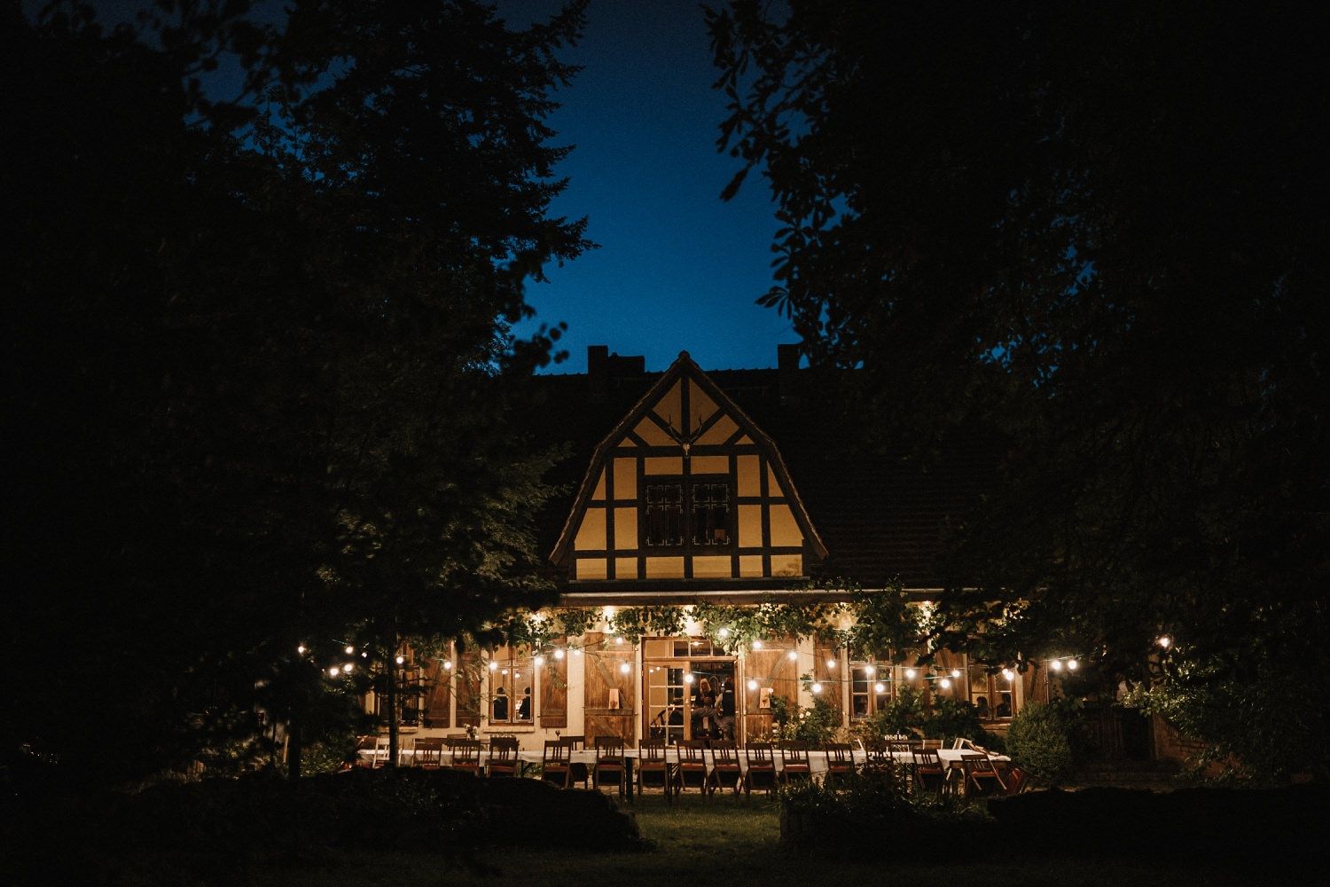 Forsthaus Strelitz bei Nacht von außen bei einer Hochzeitsfeier