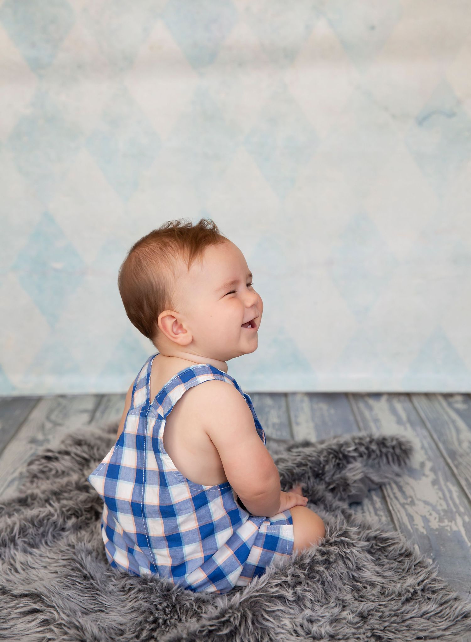 6 month old baby photoshoot, laughing at his mum.