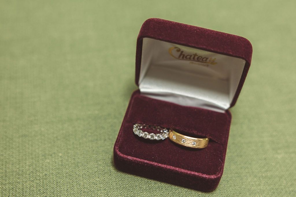 stunning closeup picture of the wedding rings