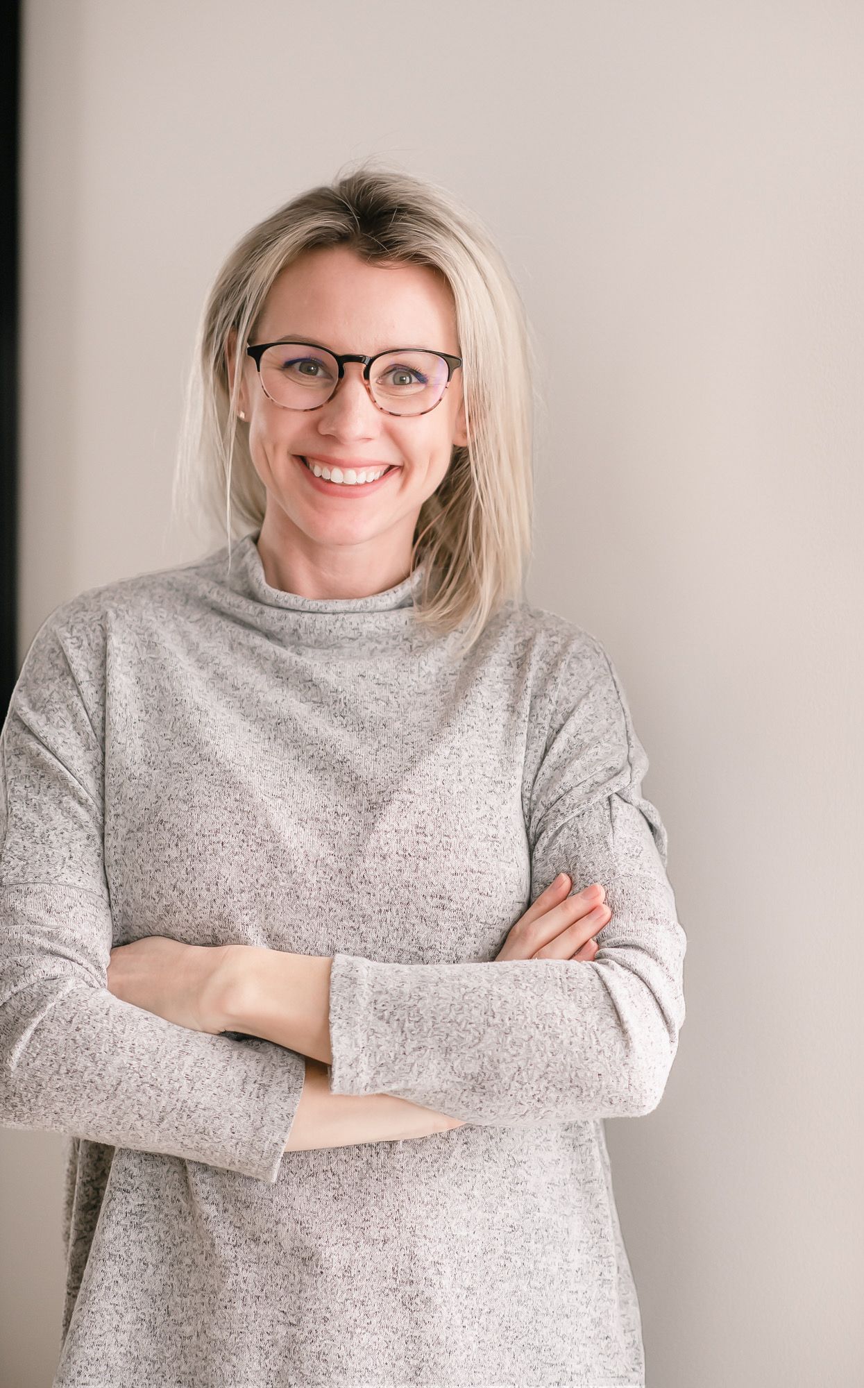 Lead photographer and mentor Elyse Dudzinski of due north photography inviting you to fill out the form and connect