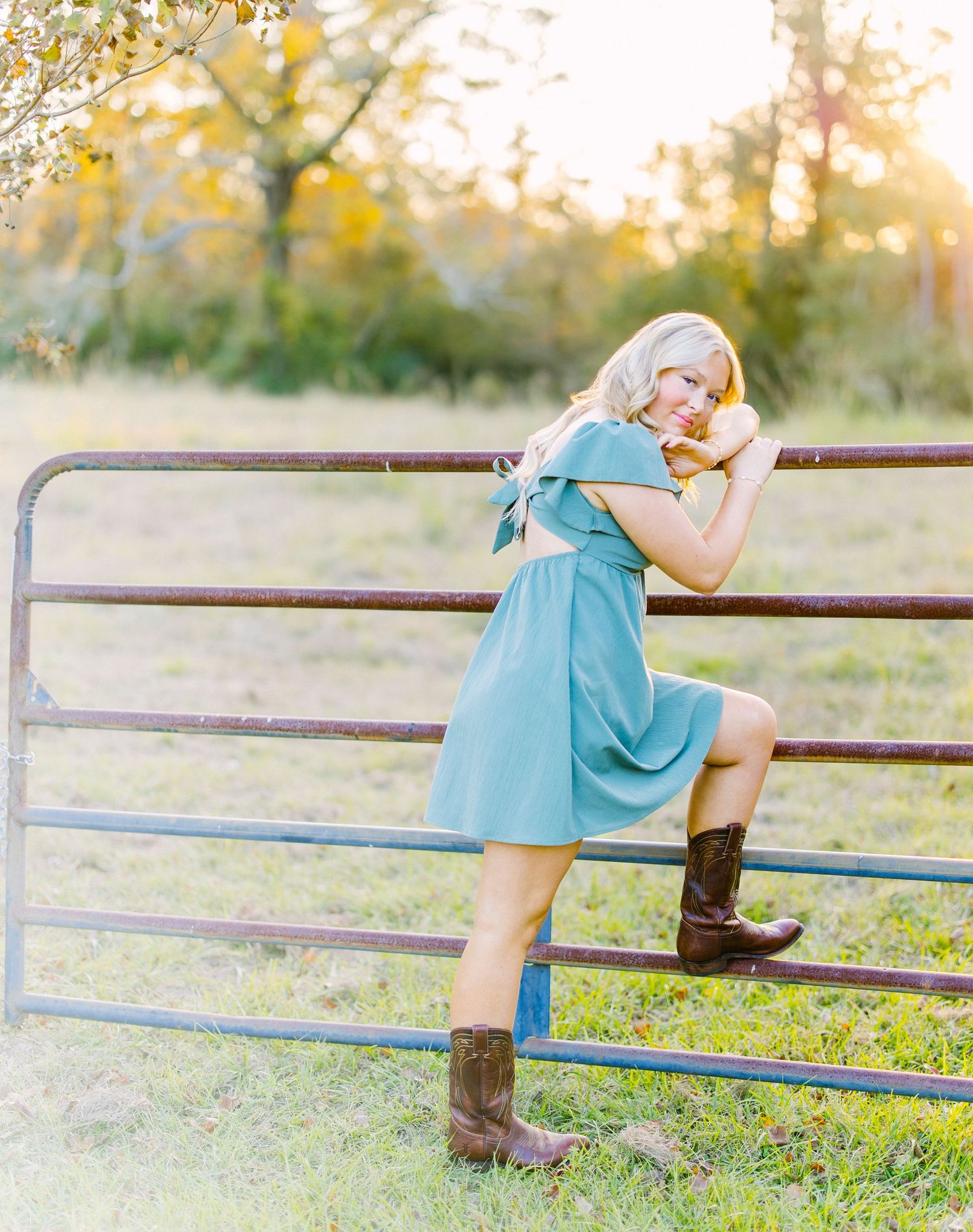 senior outdoor session in carter plantation