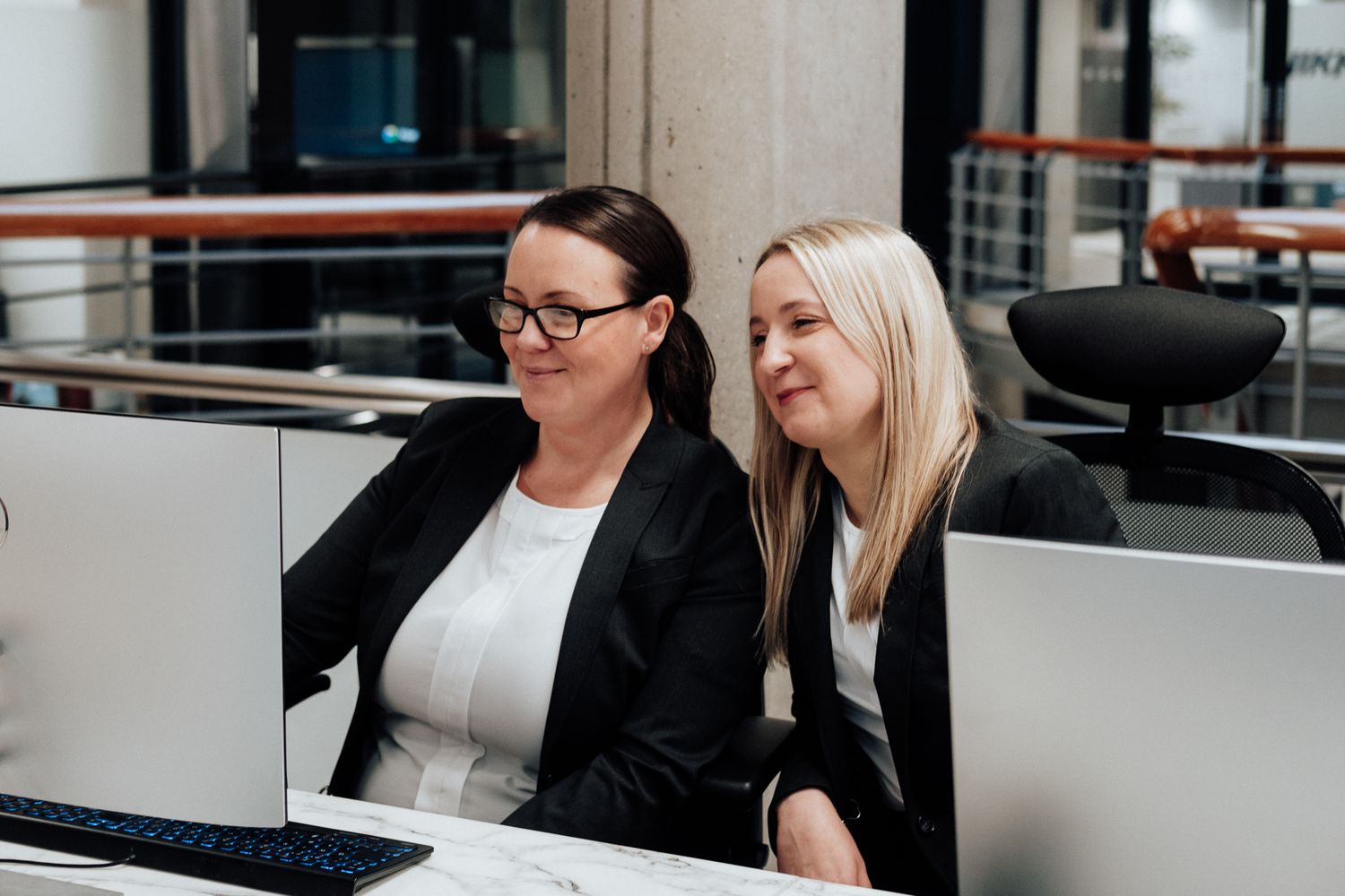 corporate workplace photography in London – receptionist working at modern front desk