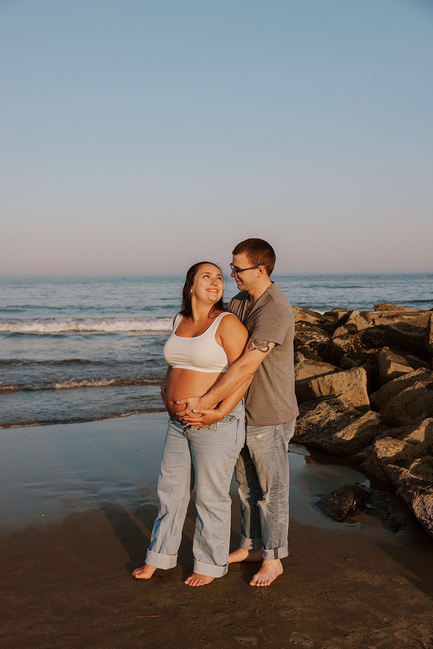 NH couple posing for maternity photos and sharing maternity photo session tips