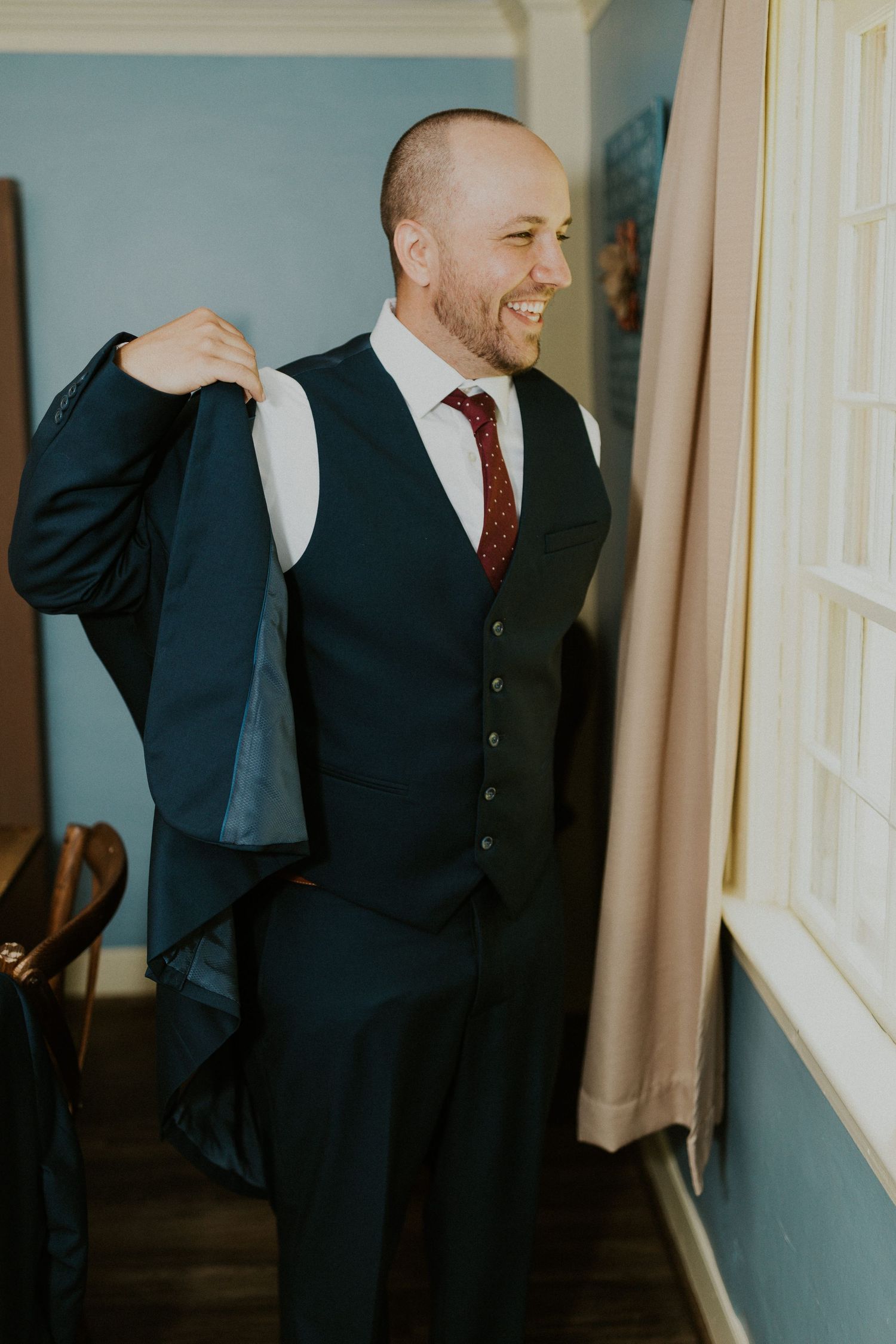 Mike putting on his final touches just before meeting Jessica for a first look.