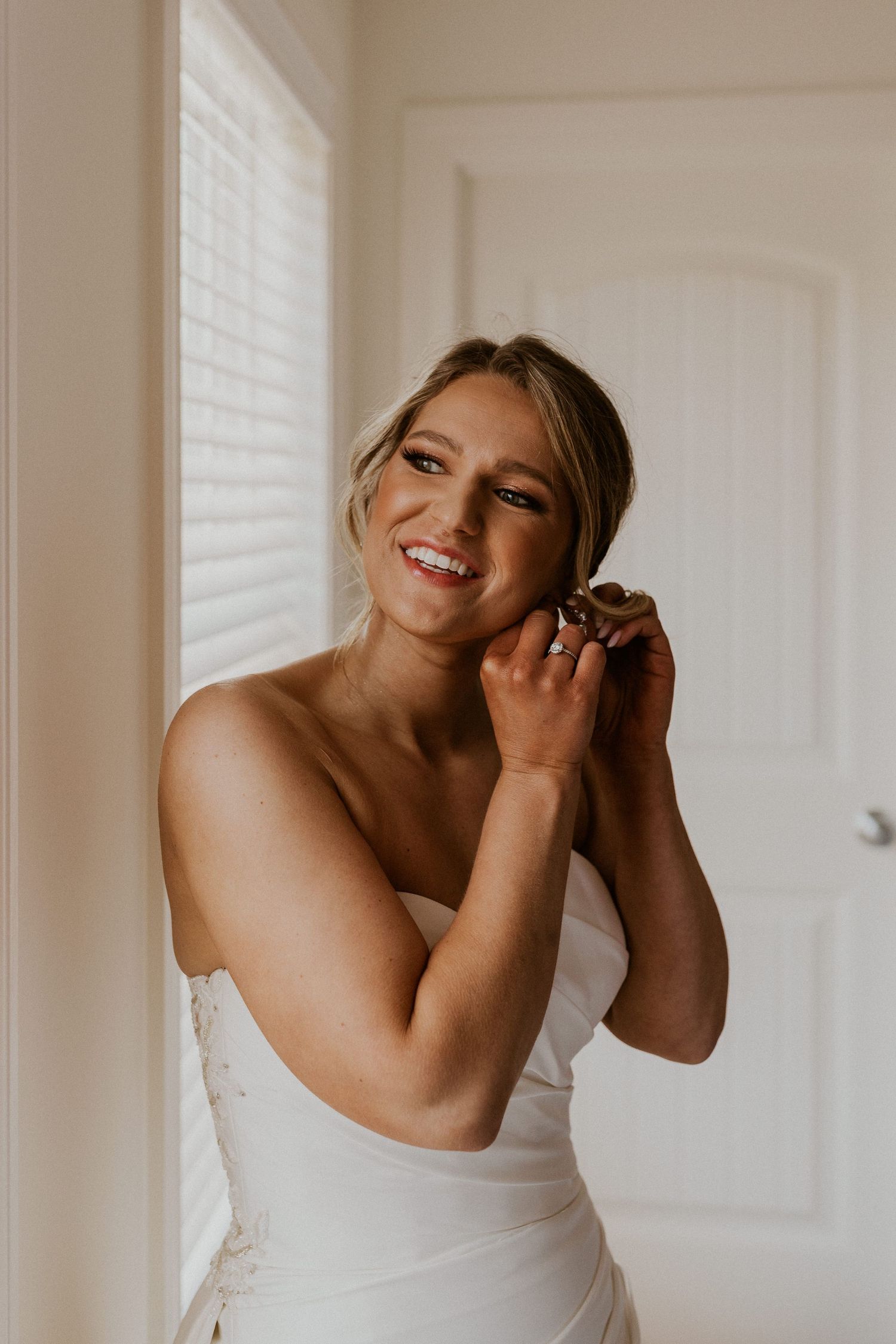 Kendra getting ready for the wedding ceremony at Owl's Nest Resort Lake House.