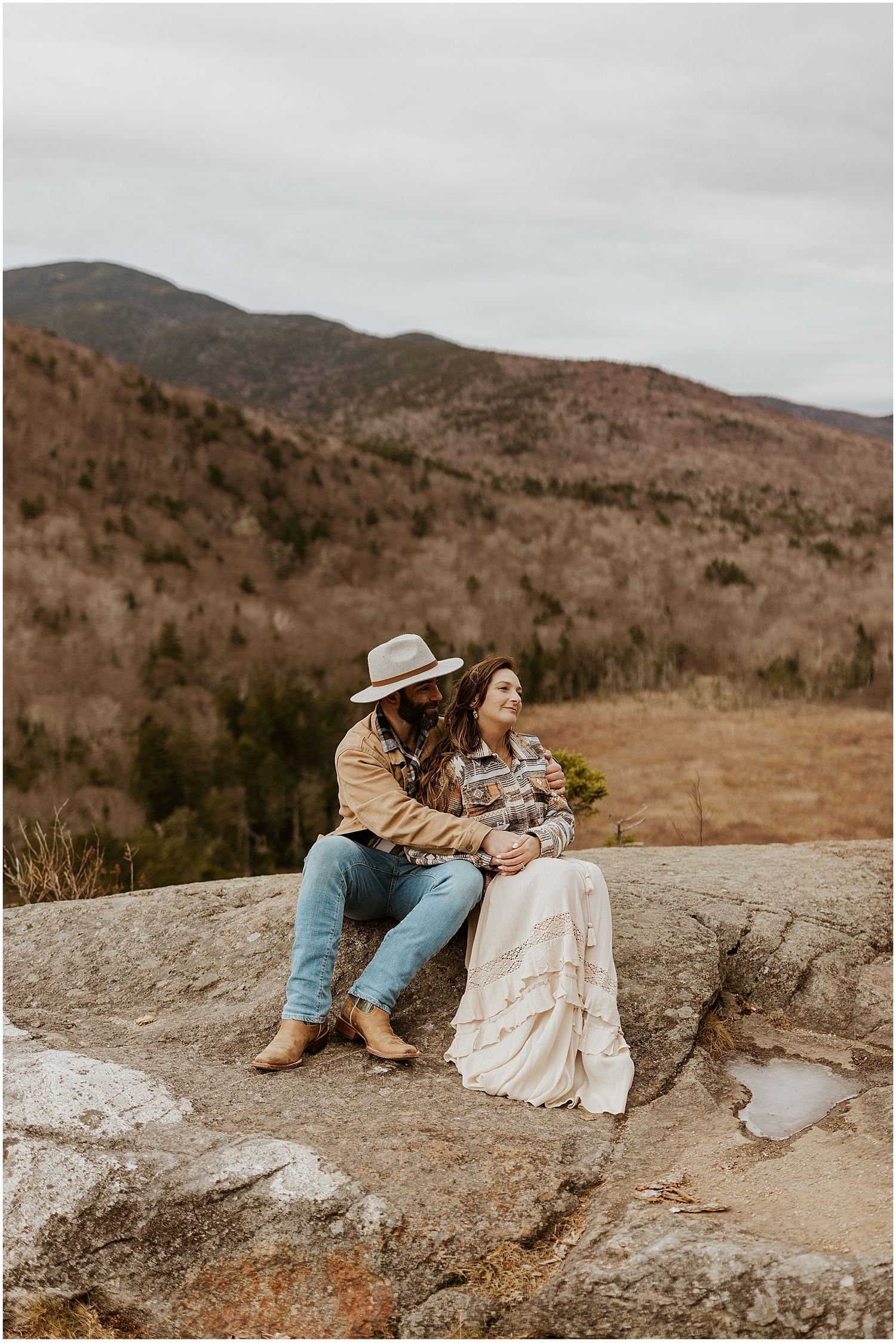NH couple taking engagement photons in the mountains in NH