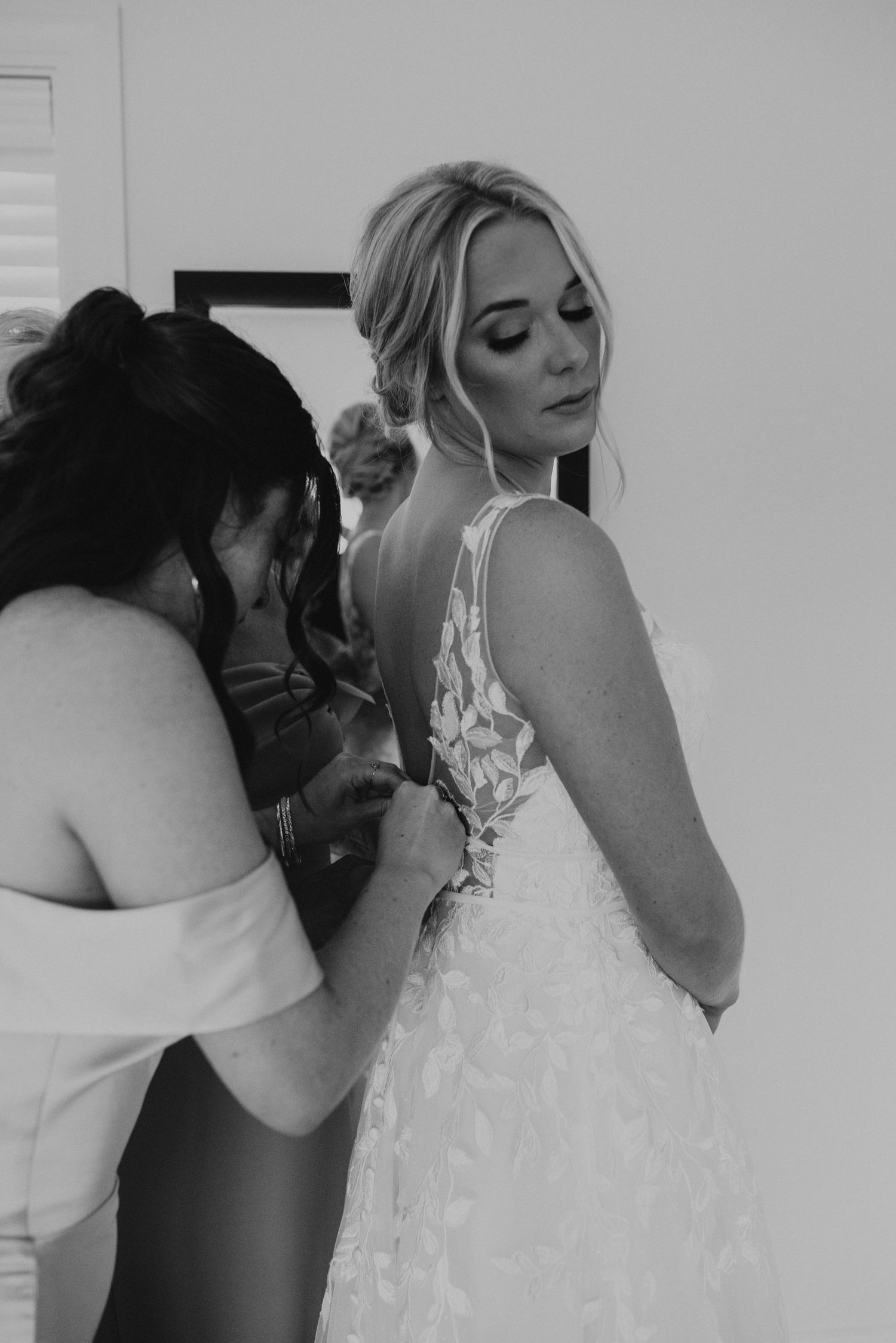 NH Bride getting ready